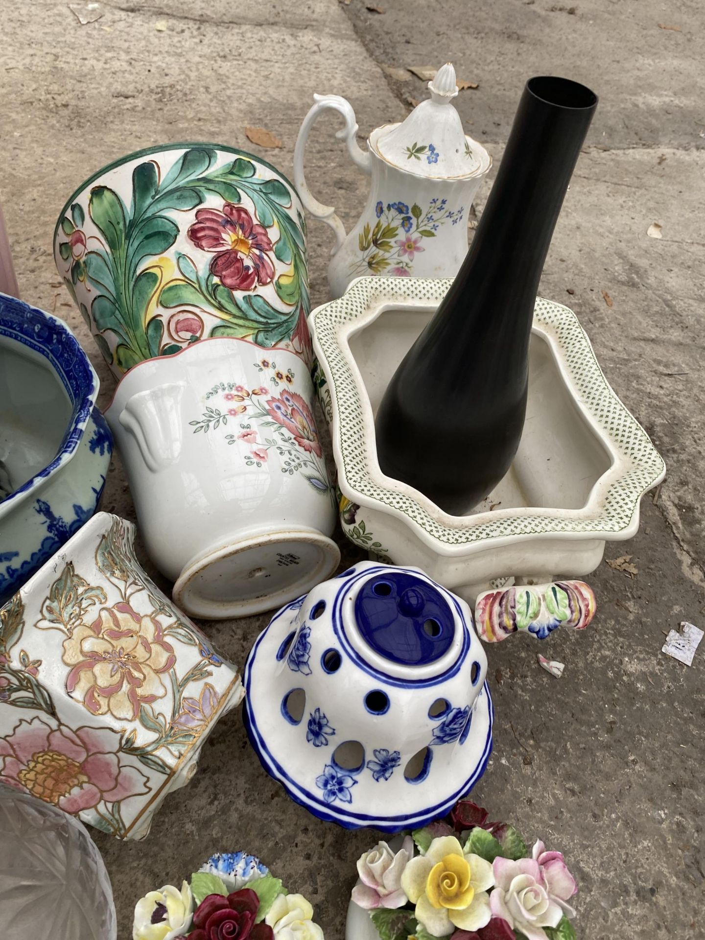 A LARGE ASSORTMENT OF ITEMS TO INCLUDE CLOCKS AND CERAMICS ETC - Image 6 of 7