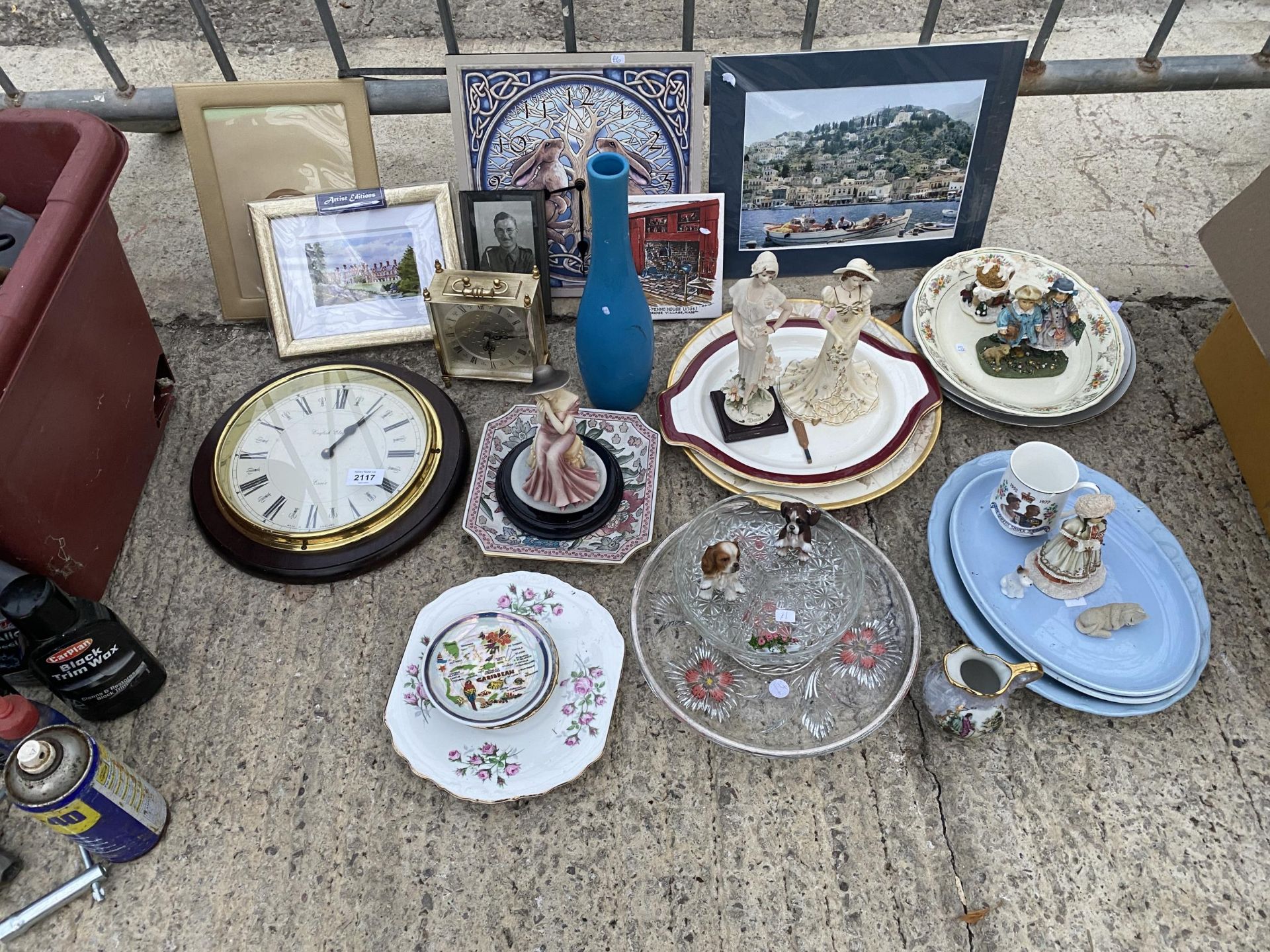 AN ASSORTMENT OF ITEMS TO INCLUDE CLOCKS, PRINT AND CERAMICS ETC