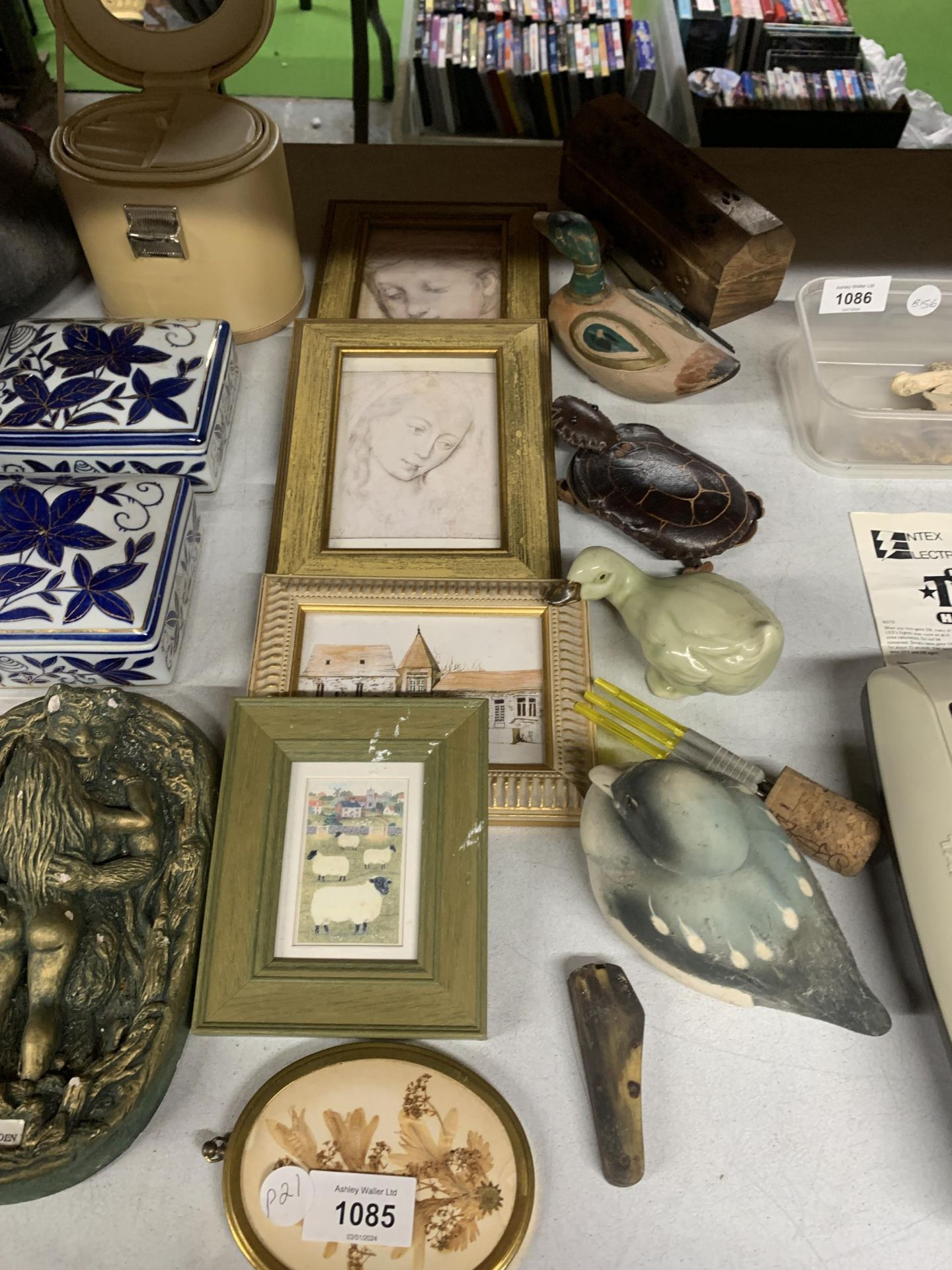 A LARGE MIXED LOT TO INCLUDE SUN PLAQUE, BLUE AND WHITE POTTERY, FRAMED PRINTS ETC - Image 3 of 3