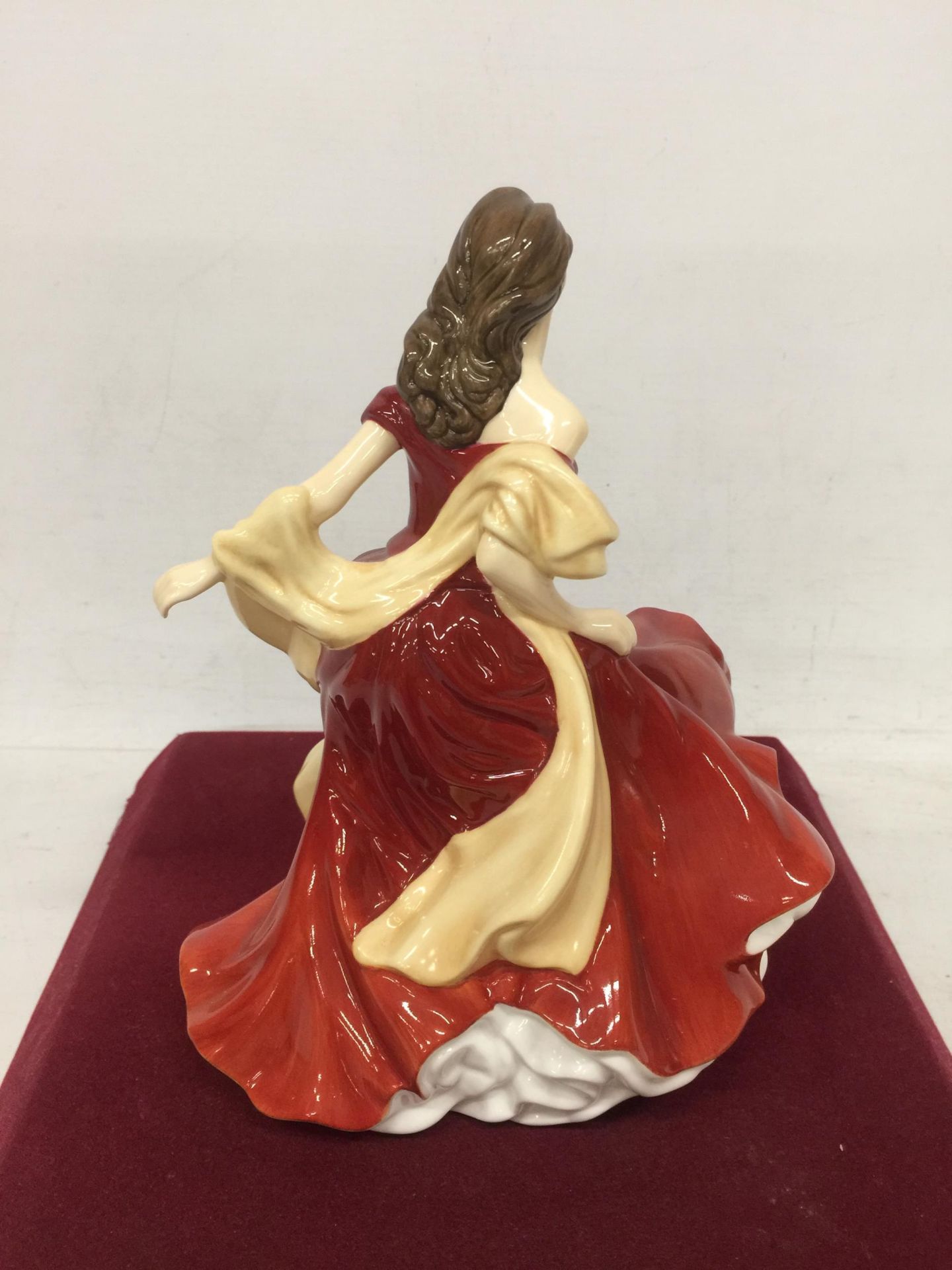A ROYAL DOULTON PRETTY LADIES WINTER BALL, HN5466 BONE CHINA LADY FIGURE WITH CERTIFICATE - Image 3 of 4
