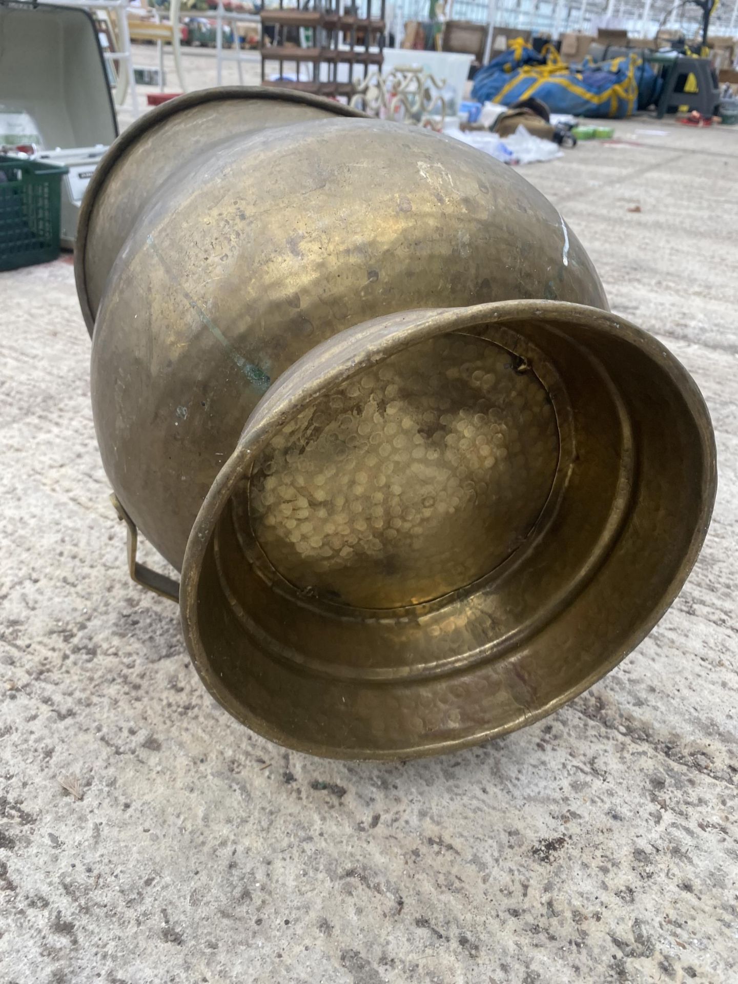 A VINTAGE BRASS COAL BUCKET - Image 3 of 3