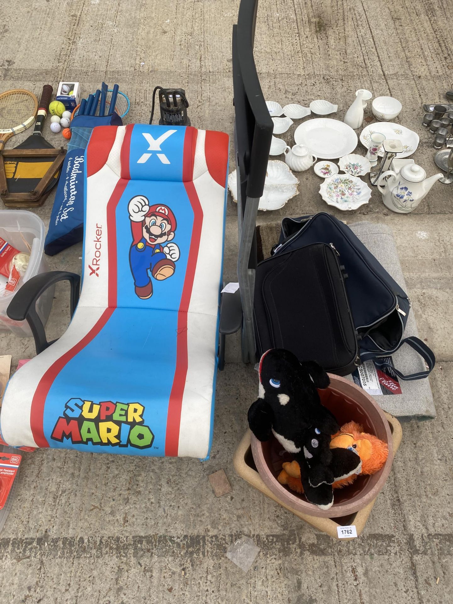 AN ASSORTMENT OF ITEMS TO INCLUDE A GAMING CHAIR, BAGS AND A RUG ETC