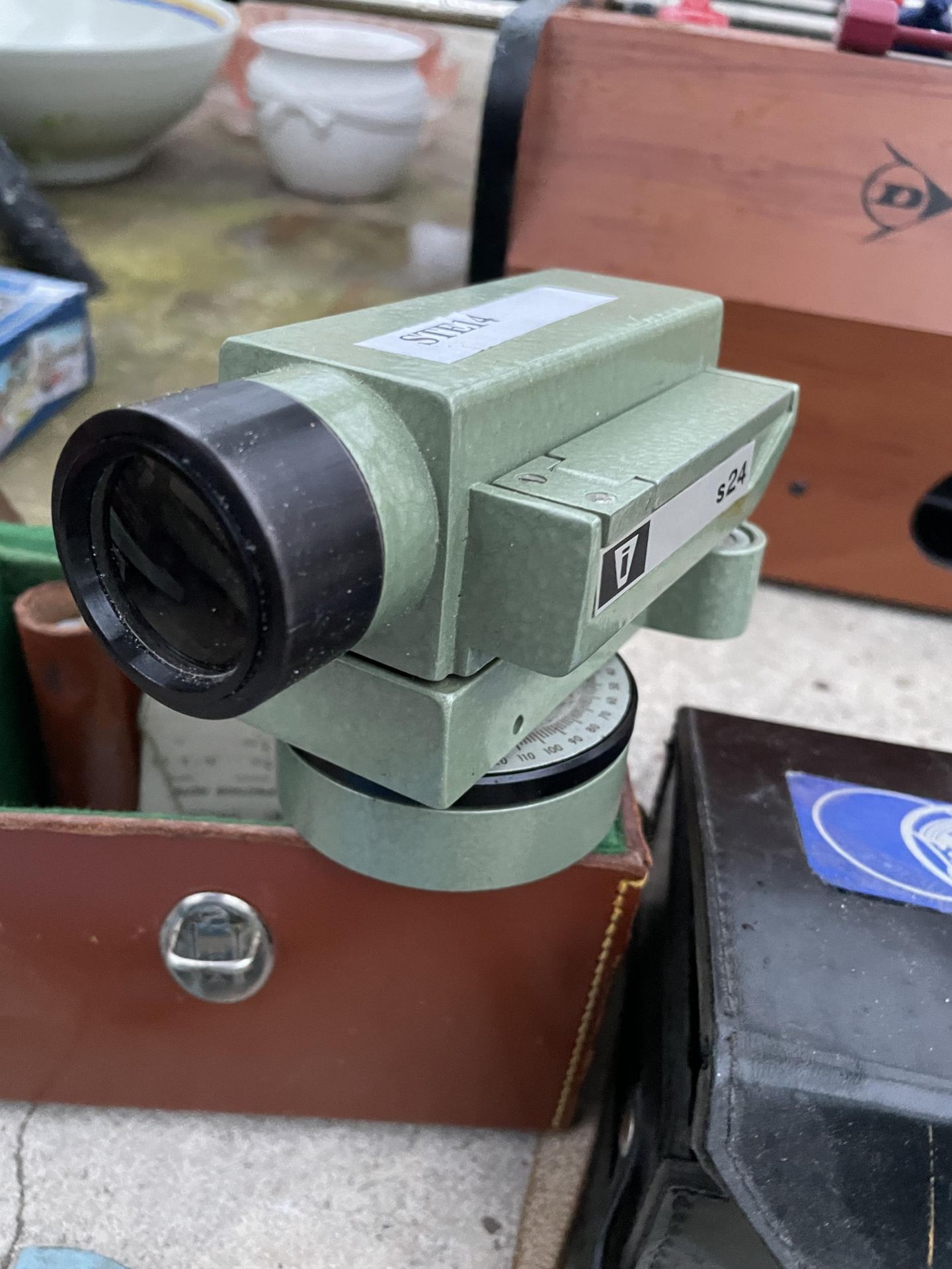 A VINTAGE VICKERS SURVEYORS LEVEL, A SOVEREIGN MOISTURE MASTER AND A TAPE MEASURE ETC - Bild 2 aus 2