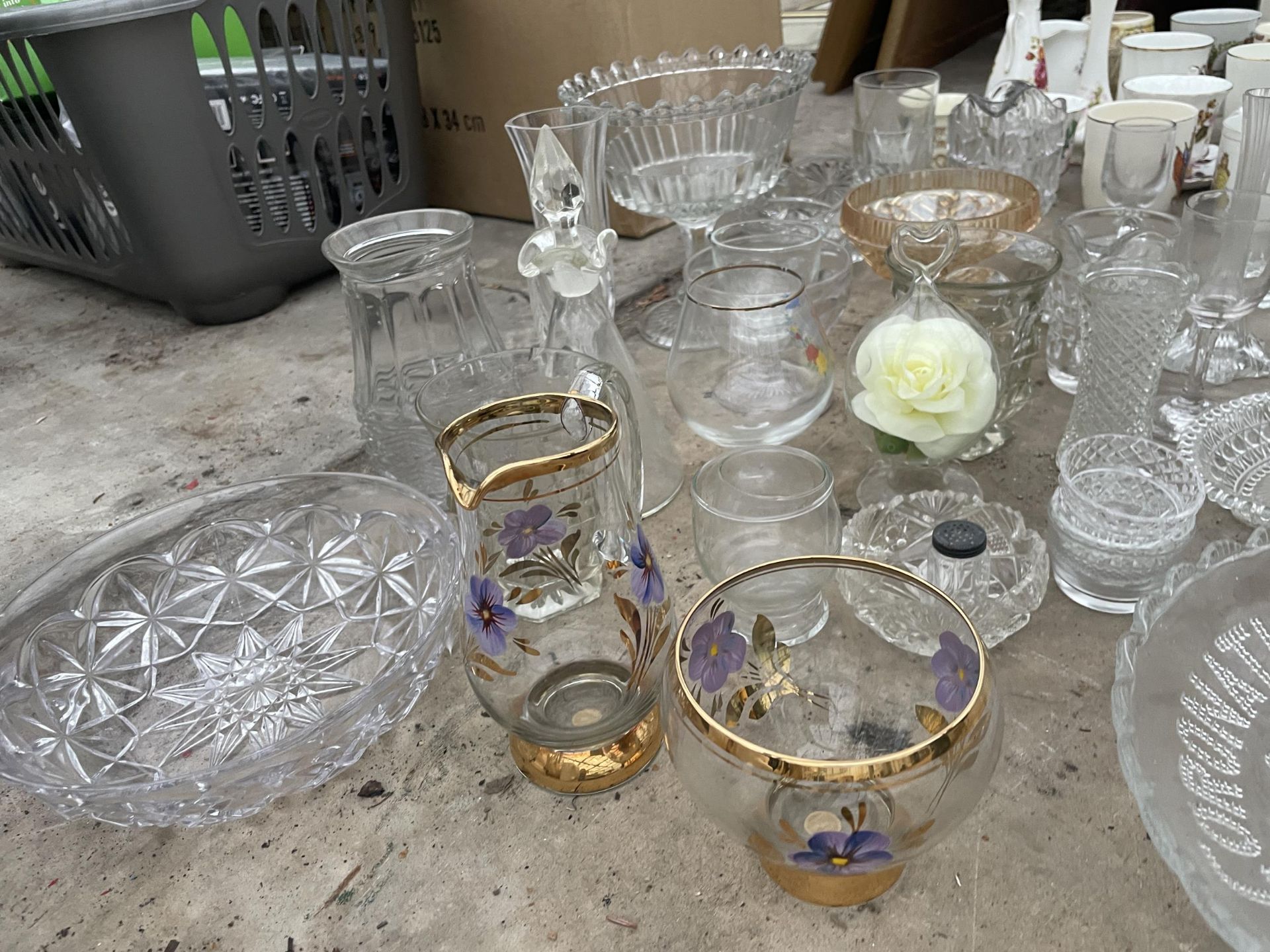 AN ASSORTMENT OF GLASS WARE TO INCLUDE VASES AND BOWLS ETC - Bild 3 aus 3