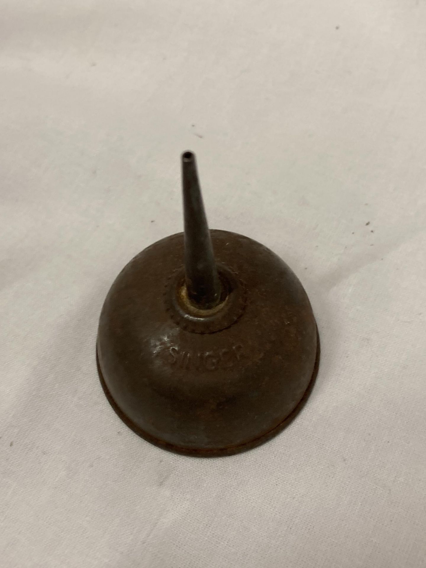 A VINTAGE SINGER METAL OIL CAN - Image 3 of 3