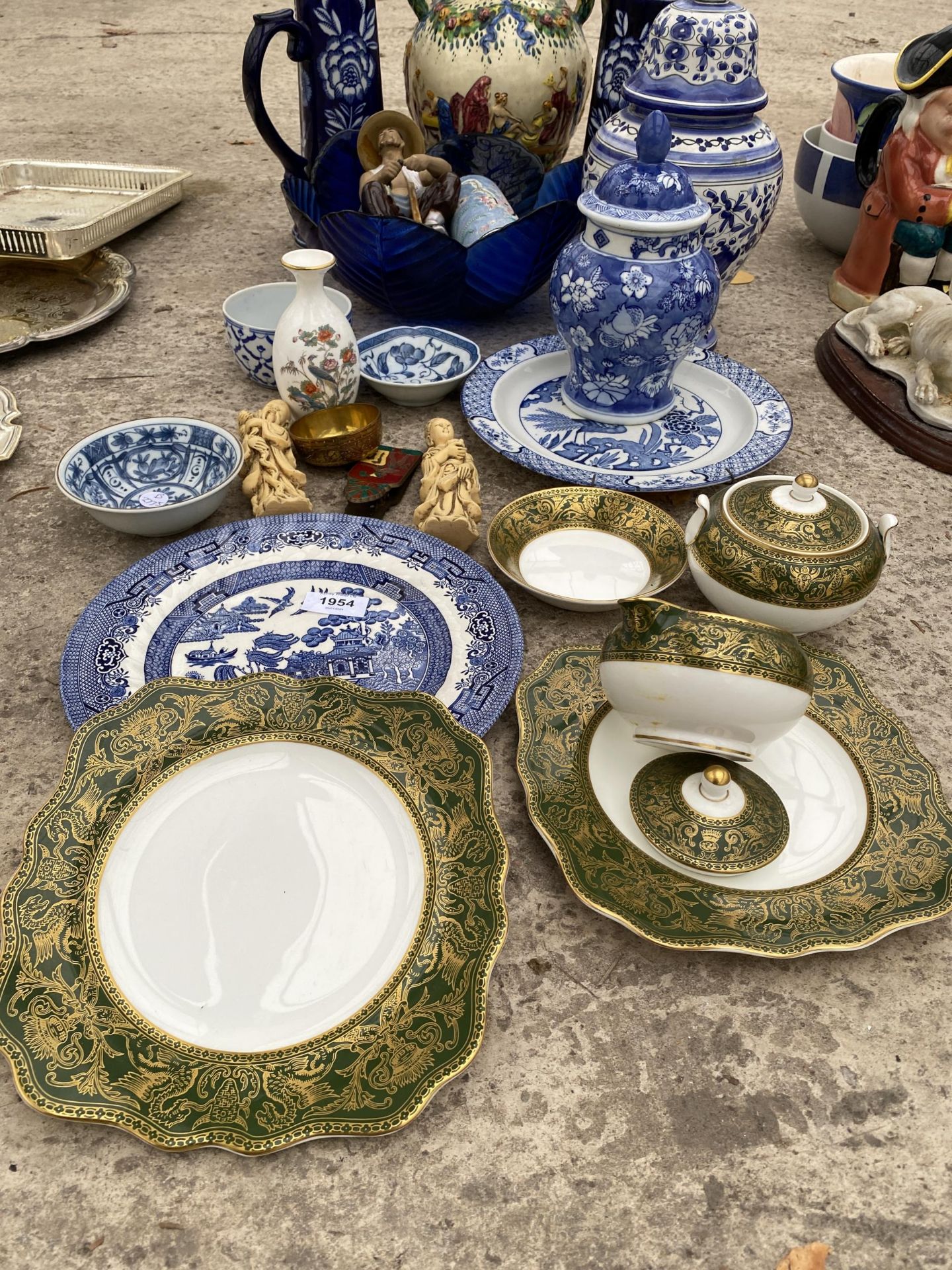 AN ASSORTMENT OF VARIOUS ORIENTAL STYLE CERAMICS TO INCLUDE JUGS, VASES AND PLATES ETC - Bild 2 aus 6