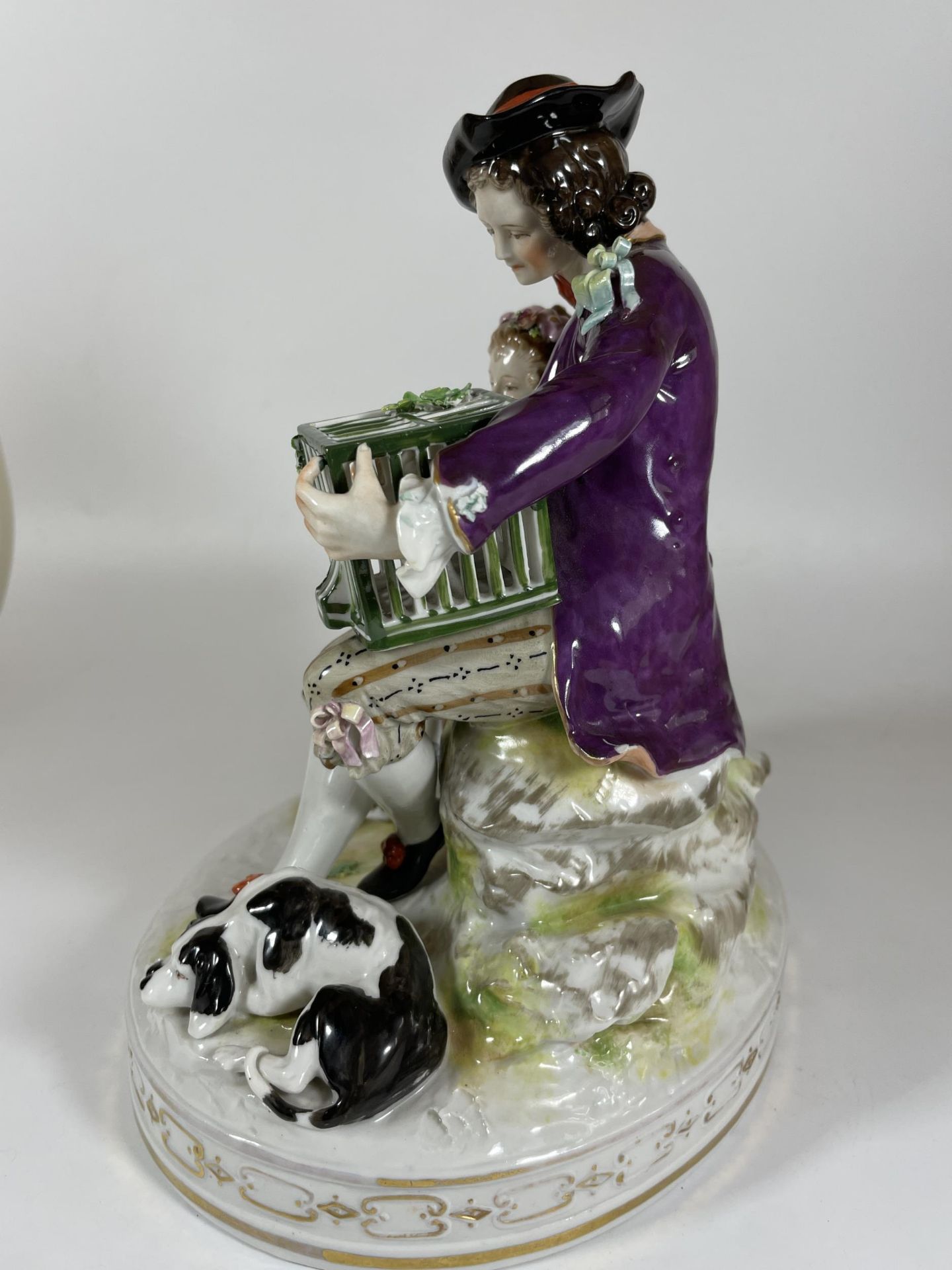 A LARGE ANTIQUE 19TH CENTURY RUDOLSTADT CONTINENTAL PORCELAIN FIGURE GROUP OF A MAN HOLDING A - Bild 3 aus 6