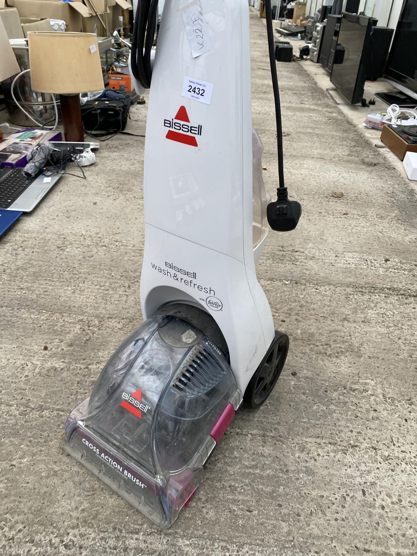 A BISSELL CARPET CLEANER - Bild 2 aus 2