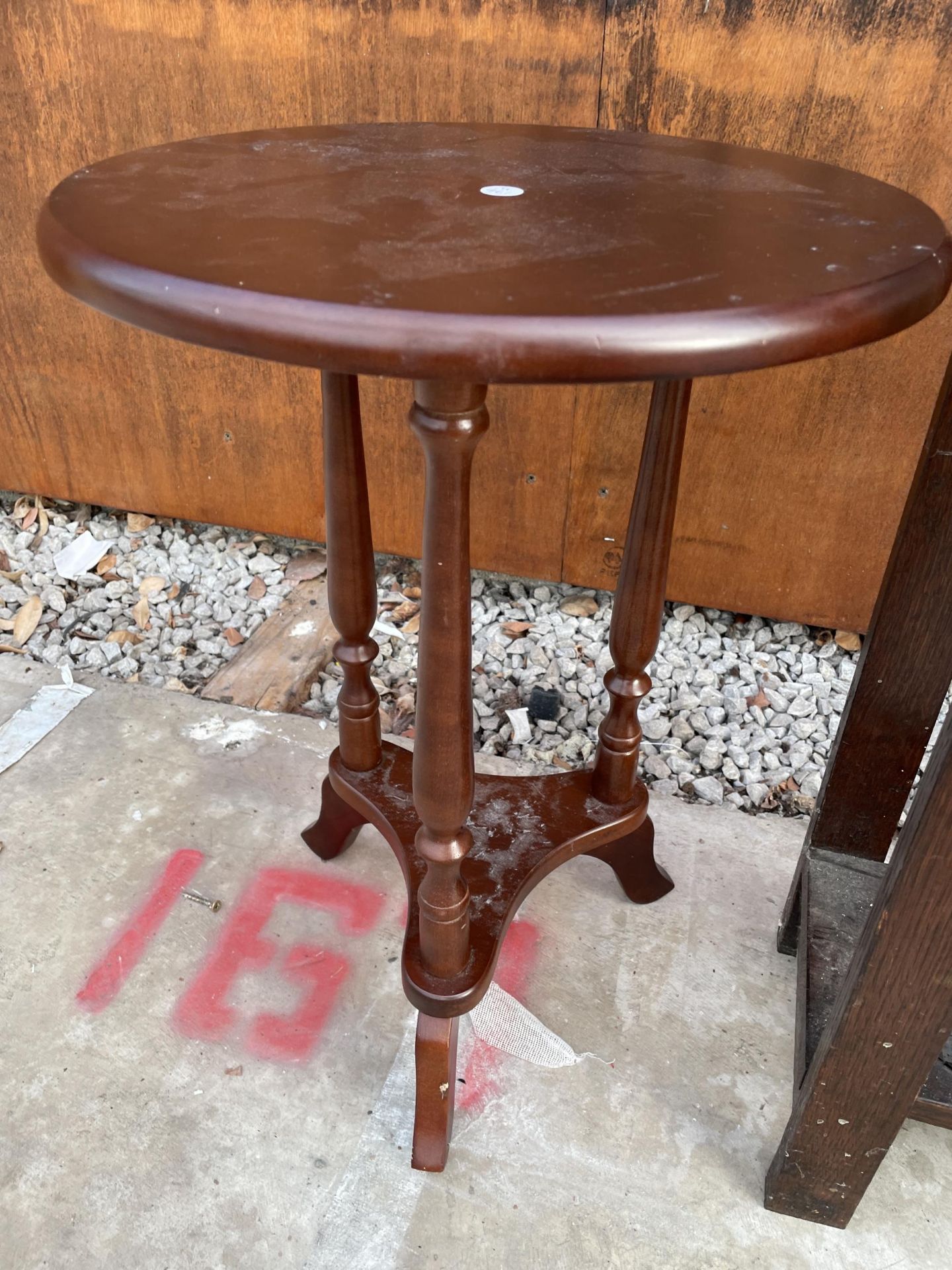 A MID 20TH CENTURY OAK MIRRORED HALL COAT/STICK STAND, 24" WIDE AND A SMALL MODERN WINE TABLE - Image 5 of 5