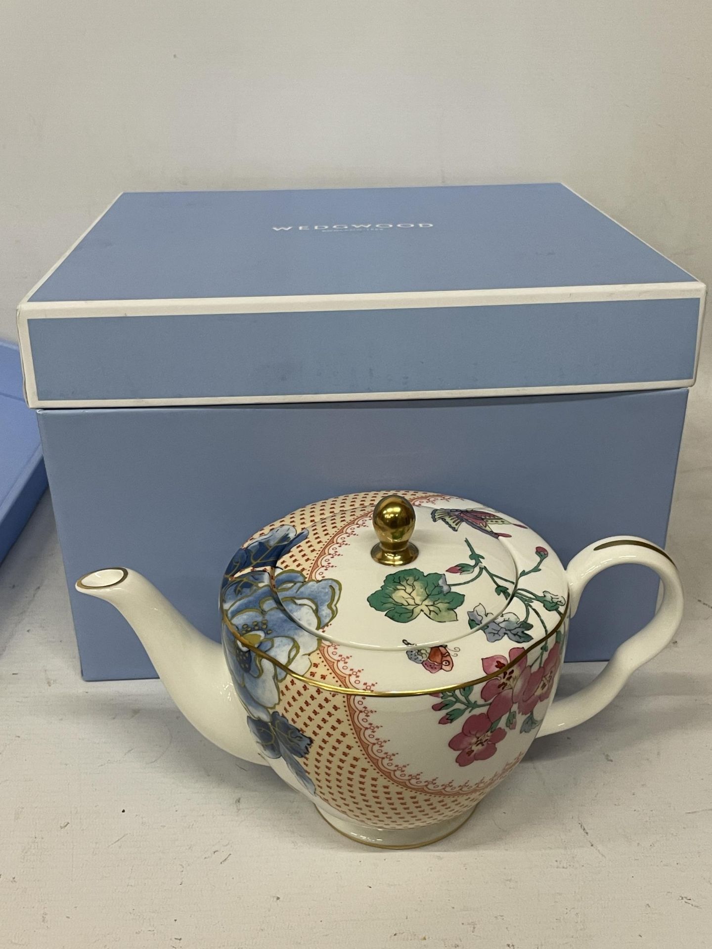 A BOXED WEDGWOOD TEAPOT BUTTERFLY BLOOM - Image 3 of 3