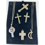 A GROUP OF JEWELLERY TO INCLUDE TWO .925 SILVER NECKLACES, .925 SILVER CROSS PENDANT, BLUE ENAMEL