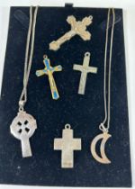 A GROUP OF JEWELLERY TO INCLUDE TWO .925 SILVER NECKLACES, .925 SILVER CROSS PENDANT, BLUE ENAMEL