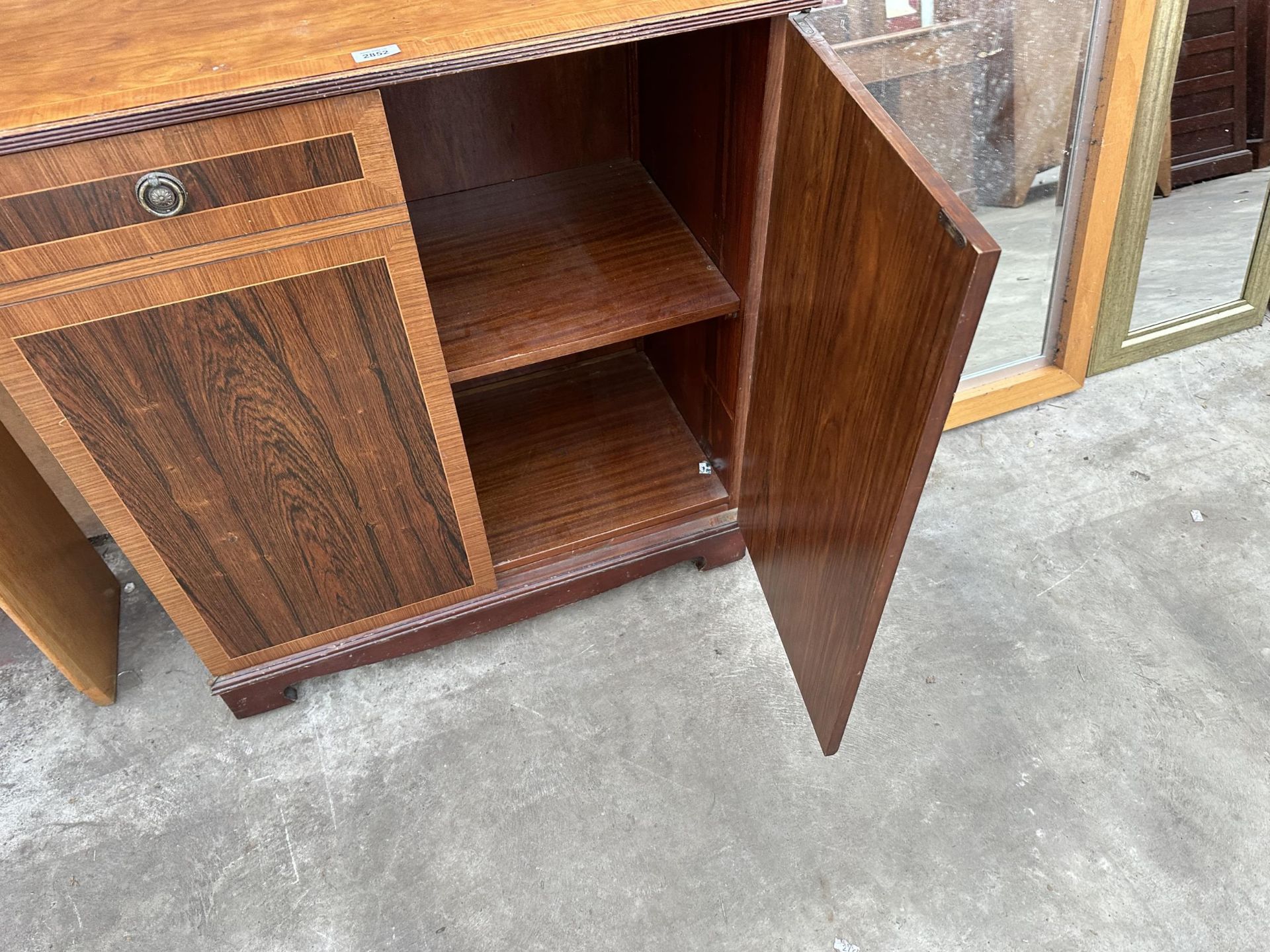 A MODERN ROSEWOOD EFFECT SIDE CABINET, 33" WIDE - Image 4 of 4