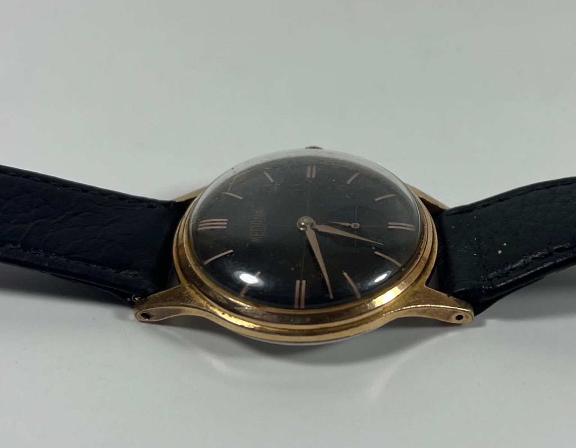 A VINTAGE SWISS MEDANA 1970S WATCH WITH SUBSIDIARY SECONDS DIAL, WORKING AT TIME OF LOTTING - Image 2 of 5