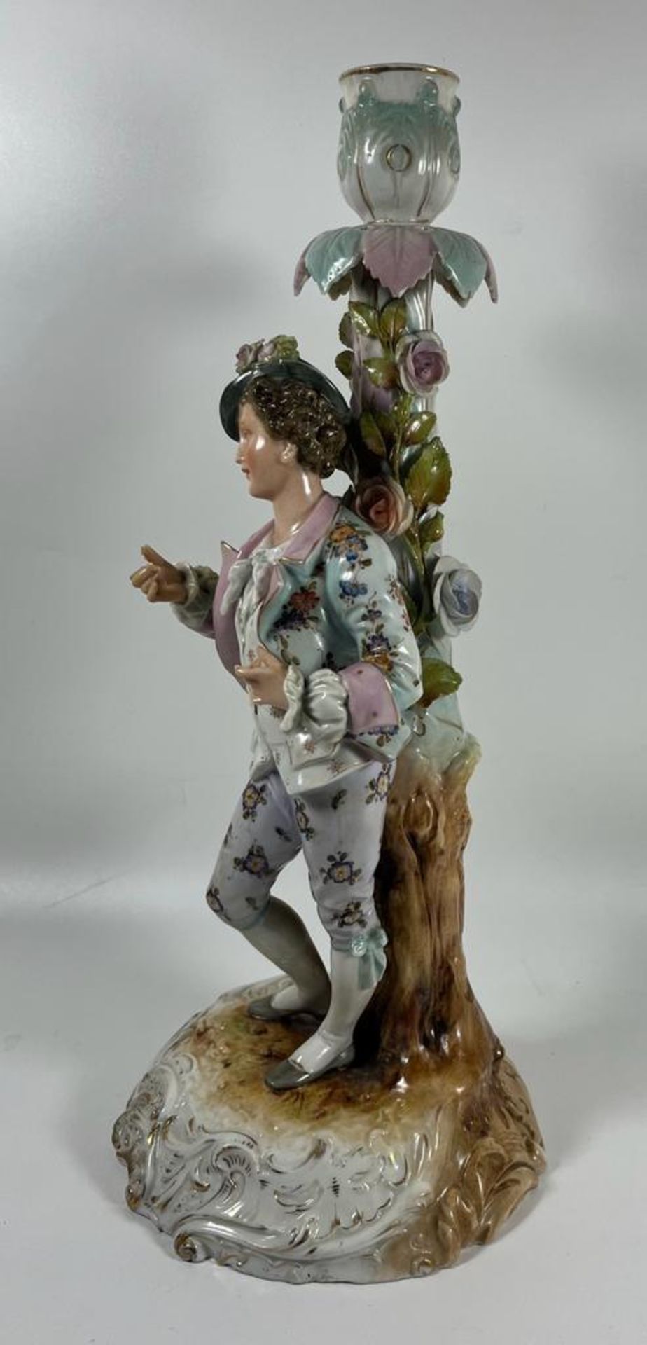 A LARGE ANTIQUE VOLKSTEDT PORCELAIN FIGURAL CANDELSTICK, MARKED TO BASE, TOP A/F, HEIGHT 33CM - Bild 3 aus 6