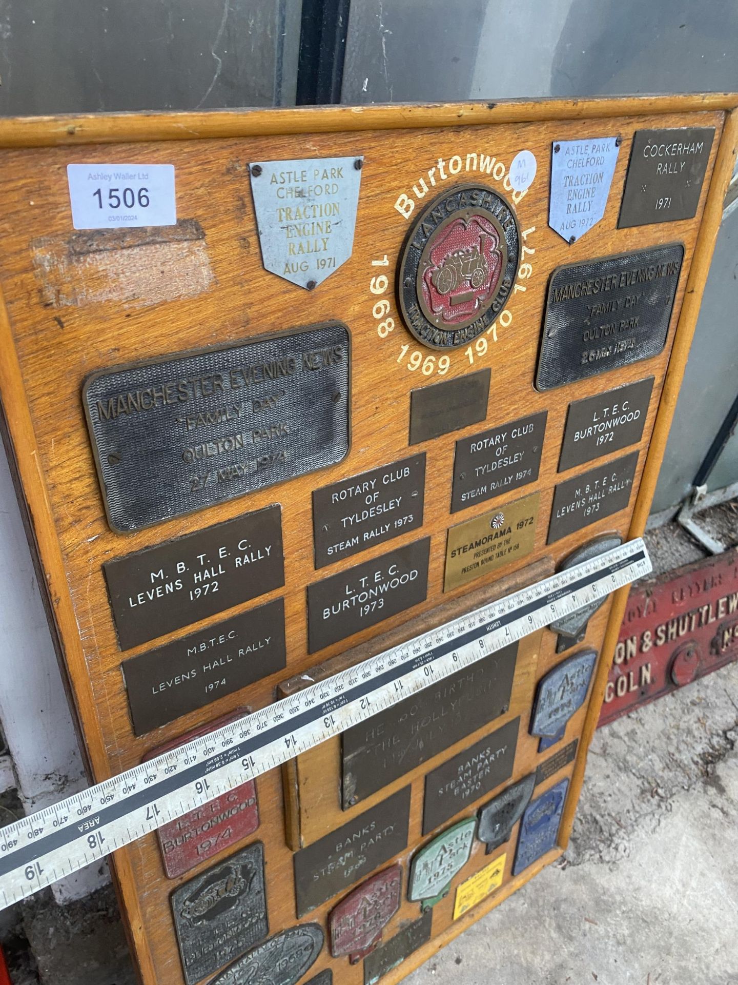 A WOODEN BOARD DISPLAYING A LARGE QUANTITY OF COMMEMERATIVE BRASS PLAQUES FROM VARIOUS STEAM RALLIES - Bild 2 aus 10