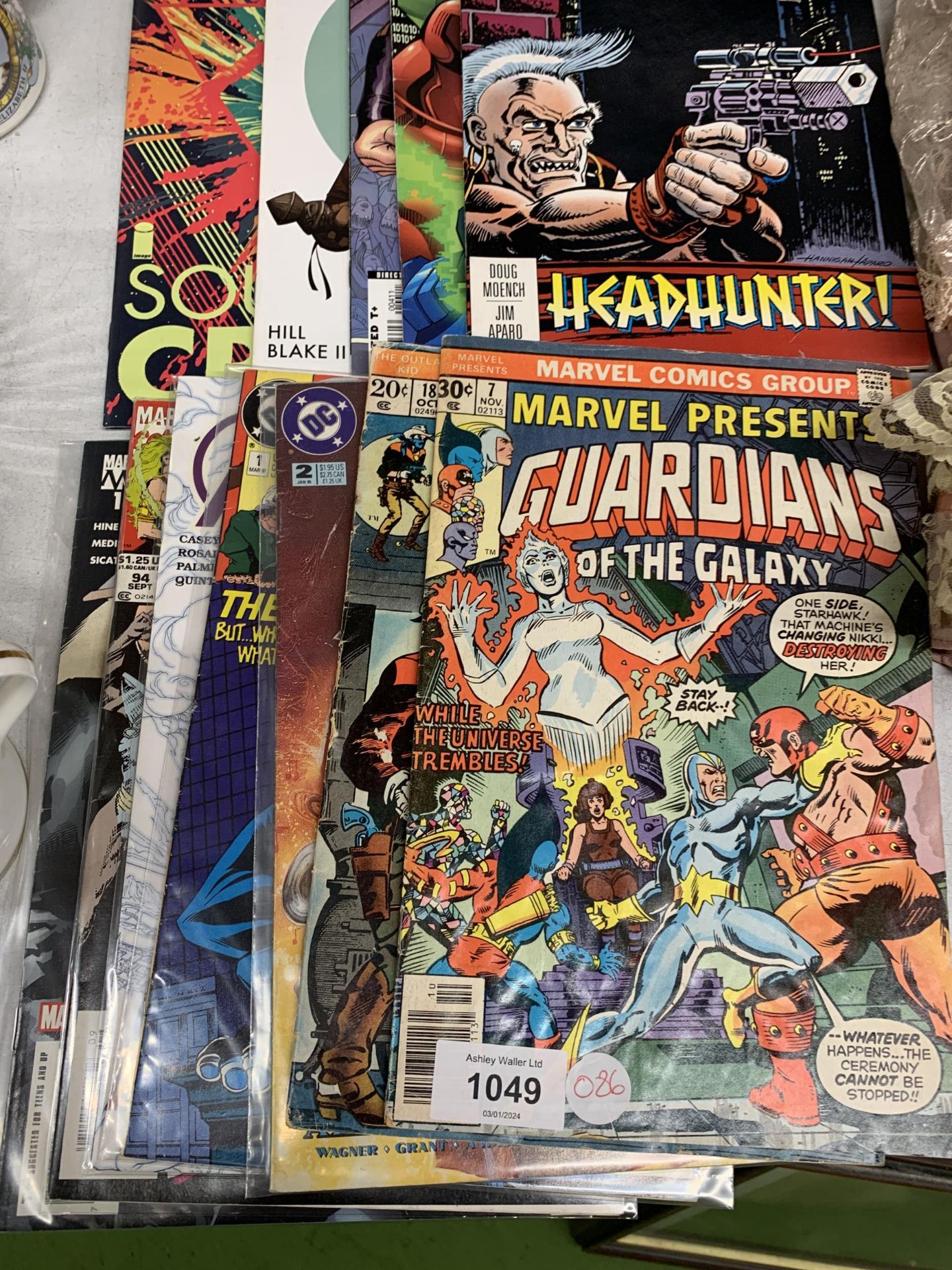 A GROUP OF COMICS TO INCLUDE GUARDIANS OF THE GALAXY, DC BATMAN, DISTRICT X ETC - Bild 2 aus 4