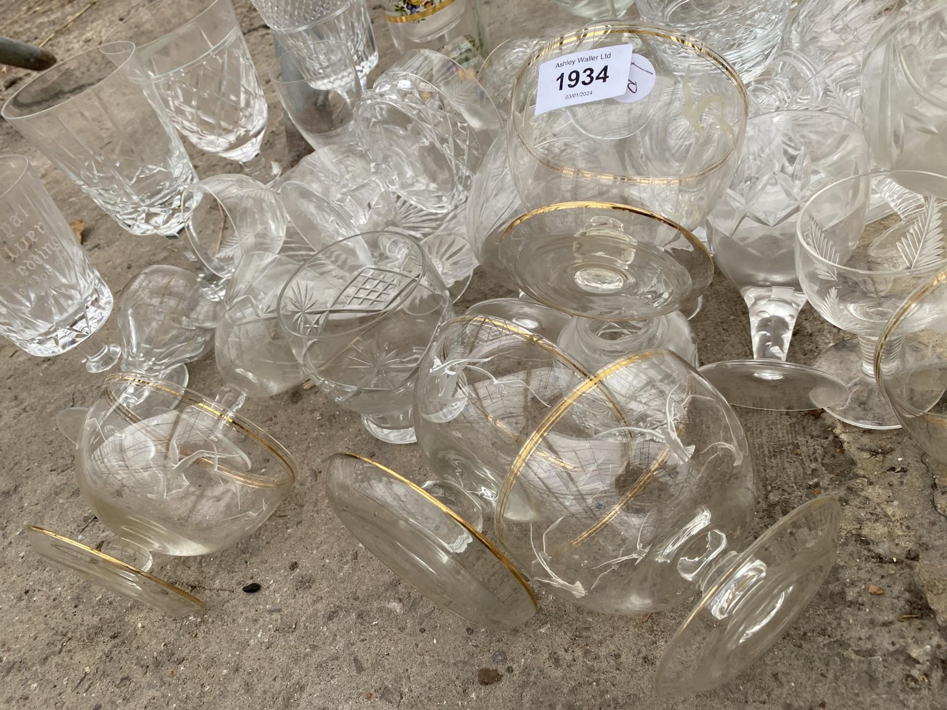 AN ASSORTMENT OF GLASS WARE TO INCLUDE DESSERT BOWLS AND WINE GLASSES ETC - Bild 2 aus 6