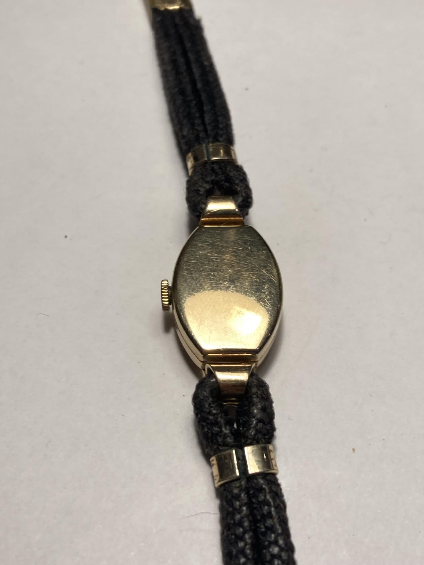 A LADIES VINTAGE 9 CARAT GOLD CASED TUDOR WRIST WATCH - Bild 3 aus 3