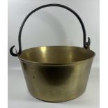 A HEAVY EARLY 20TH CENTURY BRASS JAM PAN / COOKING POT WITH CAST IRON HANDLE