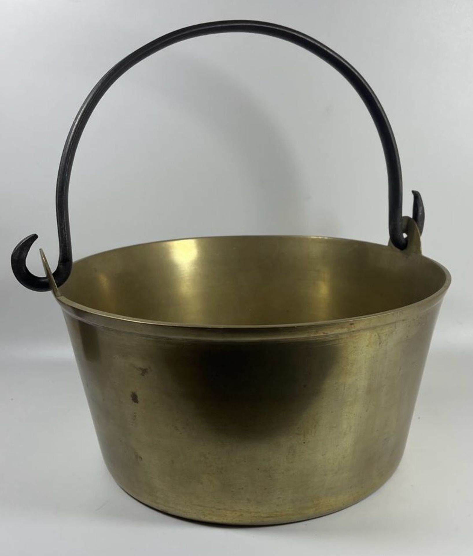 A HEAVY EARLY 20TH CENTURY BRASS JAM PAN / COOKING POT WITH CAST IRON HANDLE