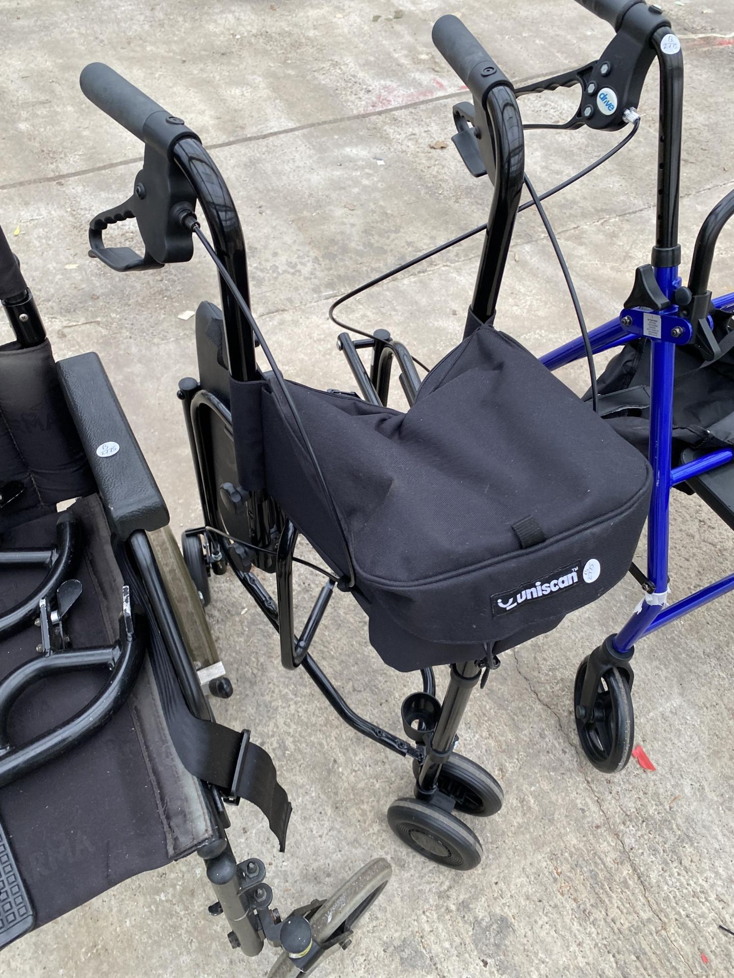 TWO MOBILITY AIDS AND A WHEEL CHAIR - Bild 4 aus 6