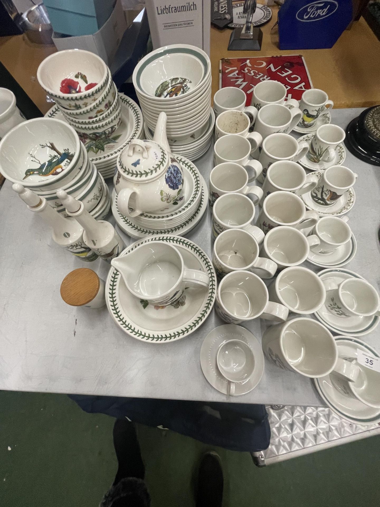 A VERY LARGE QUANTITY OF PORTMEIRION WARE TO INCLUDE MUGS, CUPS AND SAUCERS, BOWLS, PLATES,