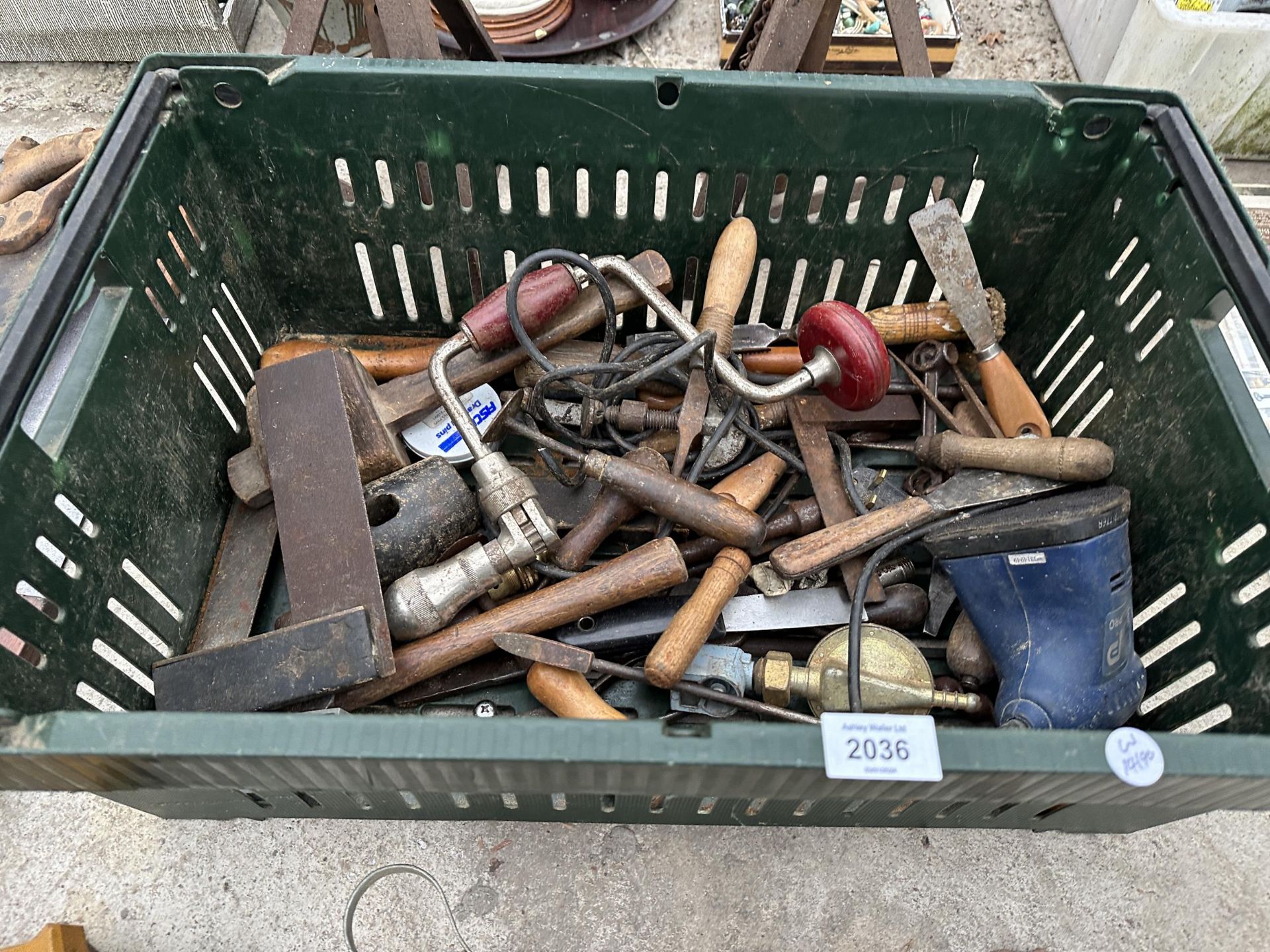 AN ASSORTMENT OF VINTAGE TOOLS TO INCLUDE BRACE DRILLS, CHISELS AND MALLETS ETC - Image 2 of 3