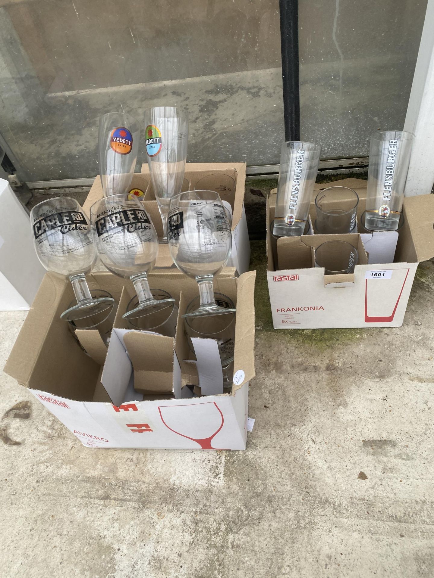AN ASSORTMENT OF BRANDED GLASSES TO INCLUDE VEDETT AND CAPLE ETC