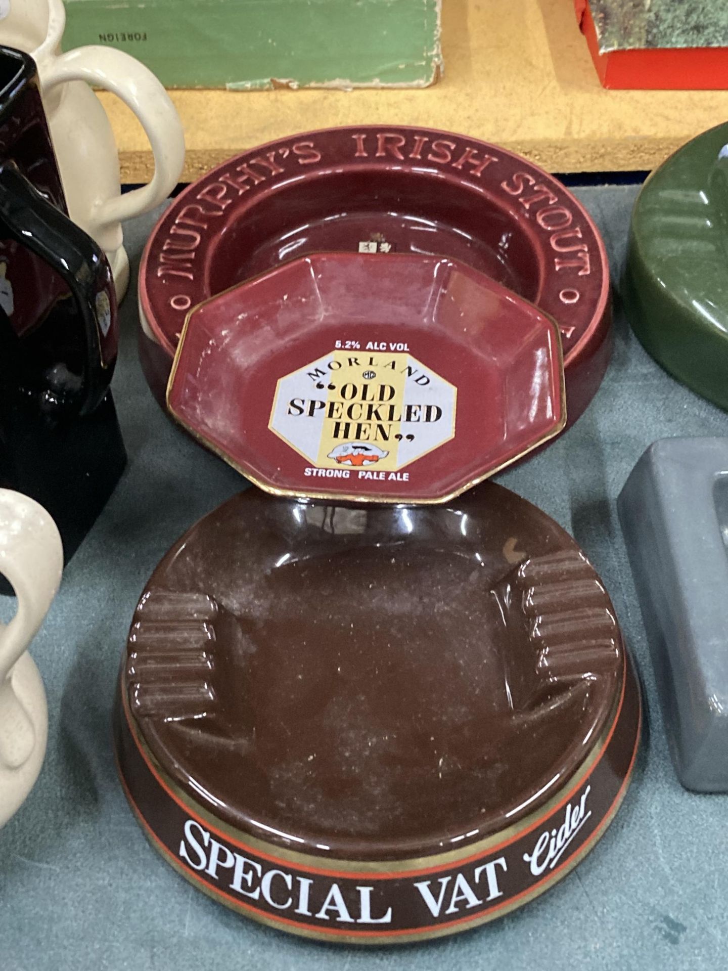 THREE CERAMIC ASHTRAYS TO INCLUDE OLD SPECKLED HEN, MURPHY'S AND SPECIAL VAT CIDER