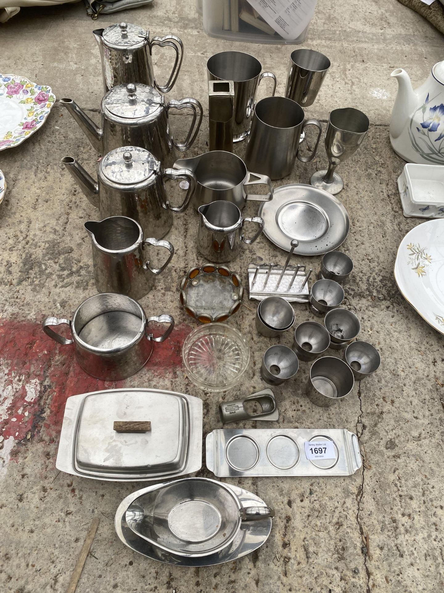 AN ASSORTMENT OF STAINLESS STEEL KITCHEN ITEMS TO INCLUDE TEAPOTS, JUGS AND TANKARDS ETC