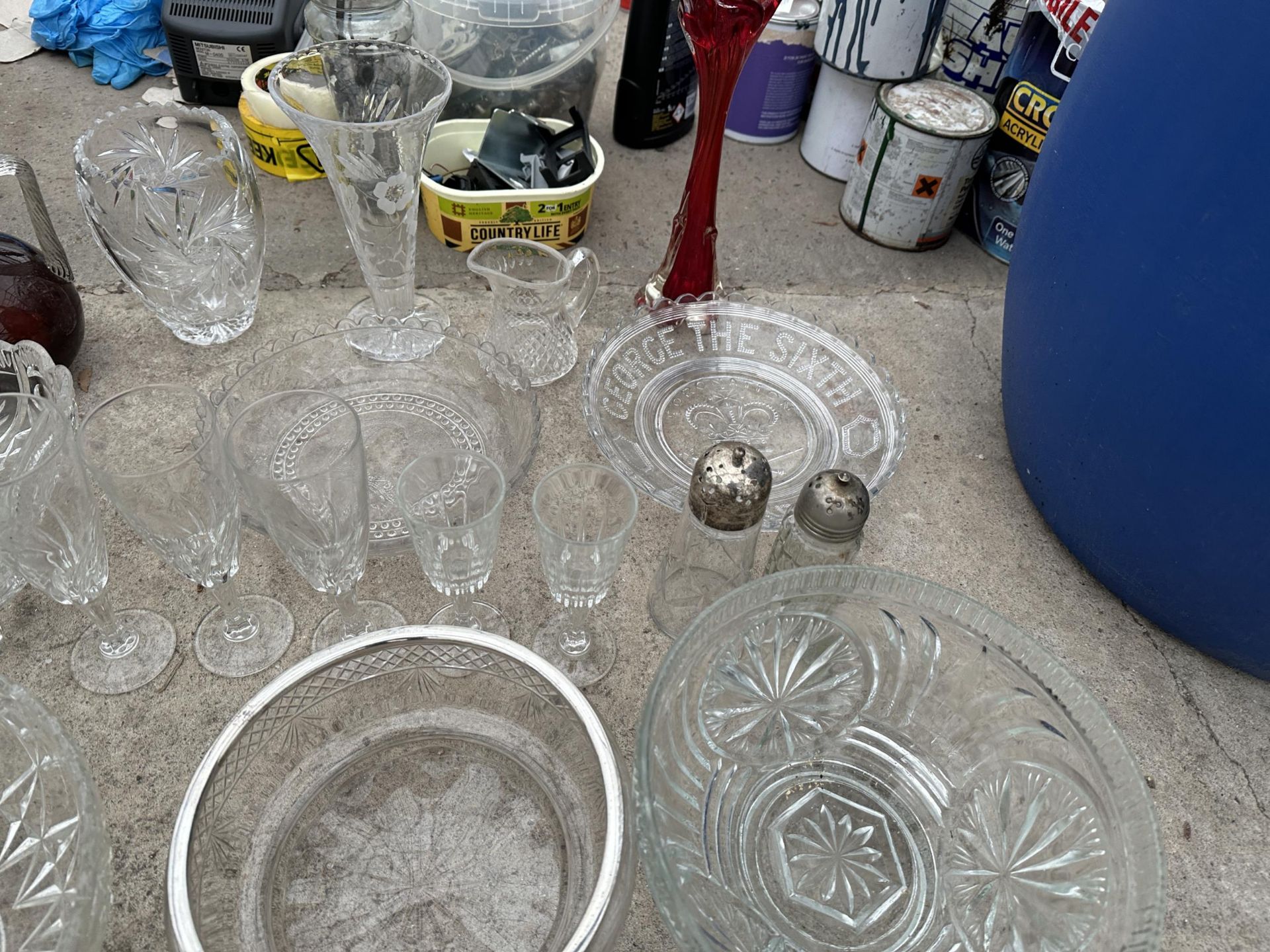 AN ASSORTMENT OF GLASS WARE TO INCLUDE VASES AND BOWLS ETC - Image 2 of 3