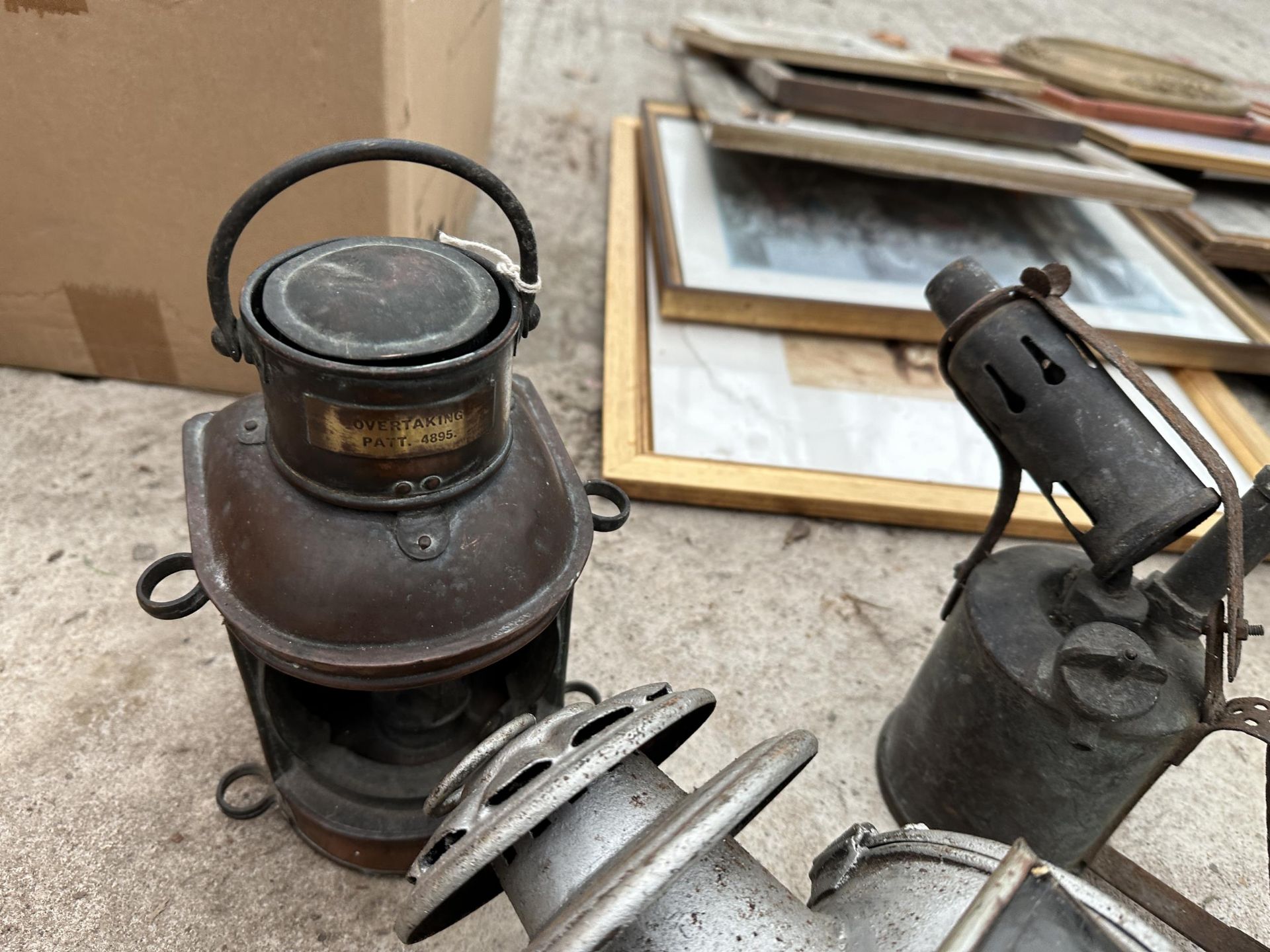AN ASSORTMENT OF VINTAGE ITEMS TO INCLUDE LANTERNS, A STAMP AND A BLOW TORCH ETC - Bild 2 aus 2