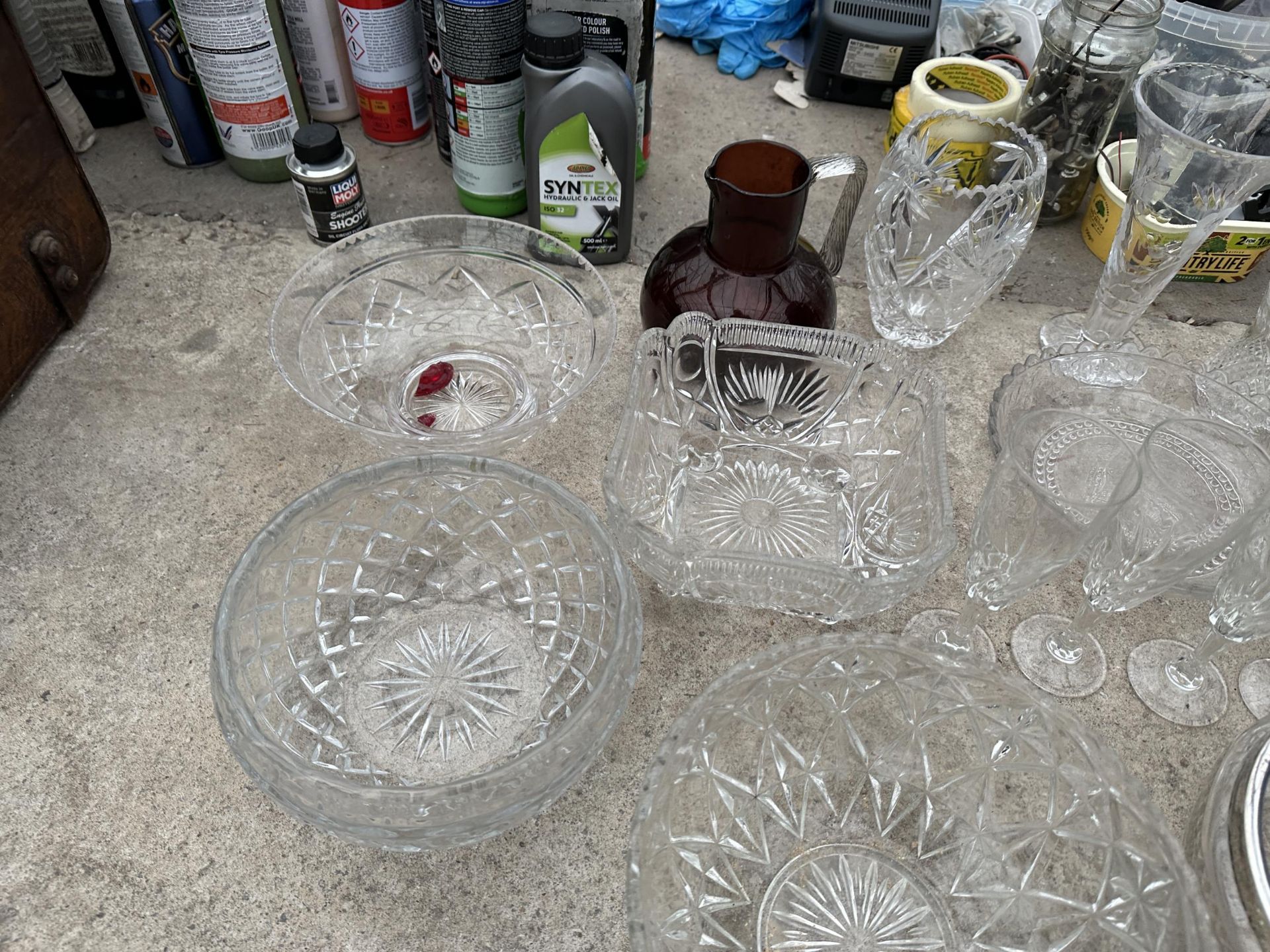AN ASSORTMENT OF GLASS WARE TO INCLUDE VASES AND BOWLS ETC - Image 3 of 3