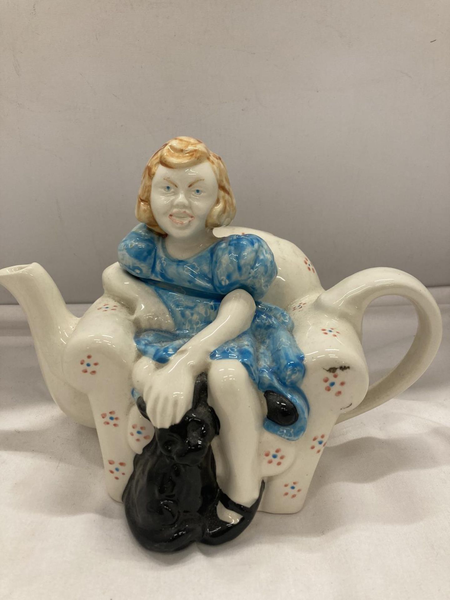 A COLLECTION OF NOVELTY TEAPOTS TO INCLUDE MOORLAND AND TONY WOOD - 6 IN TOTAL - Image 13 of 14