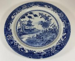A LARGE VINTAGE BLUE AND WHITE EARTHENWARE ORIENTAL DESIGN CHARGER PLATE, DIAMETER 35CM