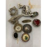 A COLLECTION OF 10 VINTAGE BROOCHESTO INCLUDE AN ENAMELLED HEART, ETC