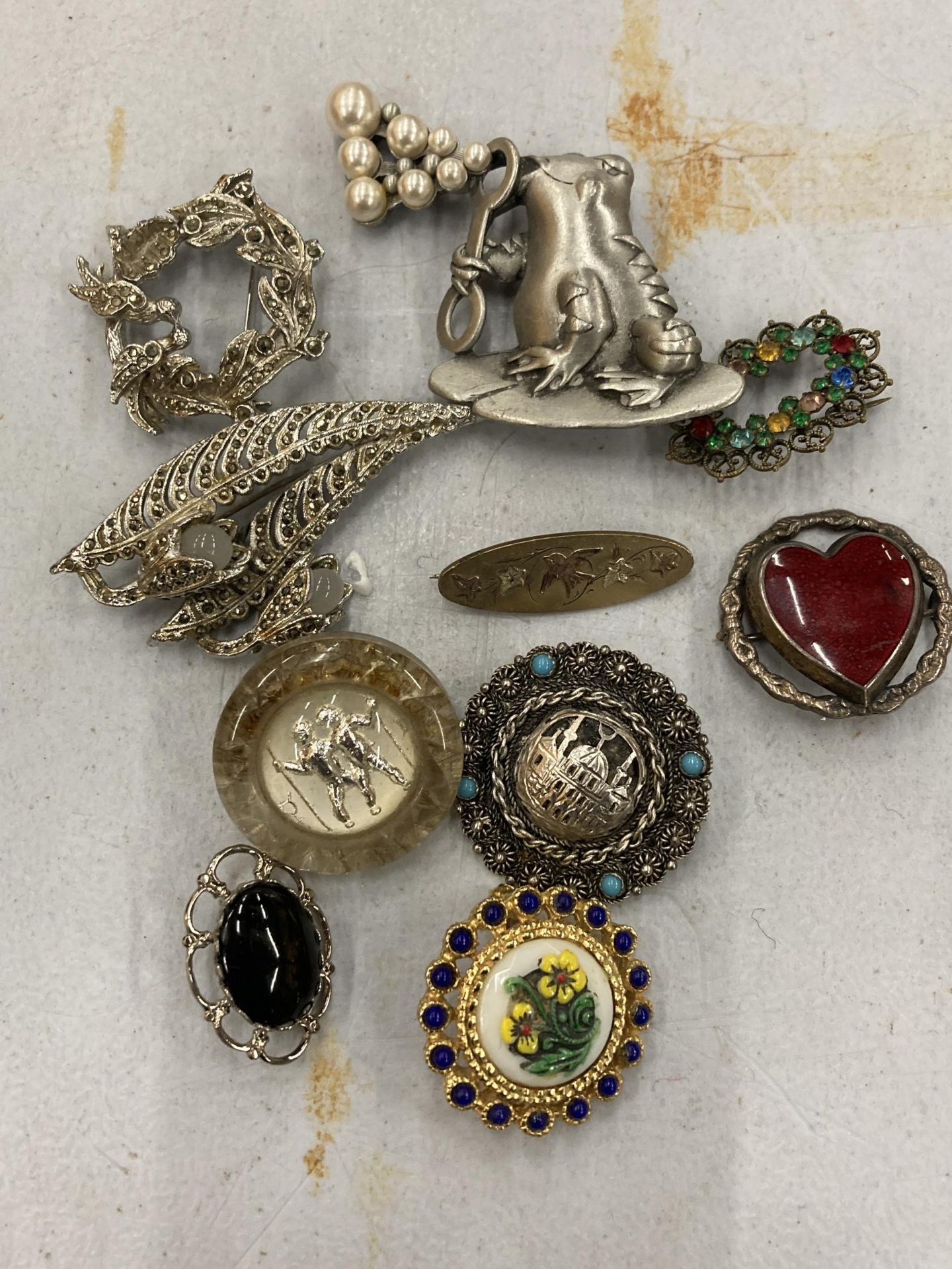 A COLLECTION OF 10 VINTAGE BROOCHESTO INCLUDE AN ENAMELLED HEART, ETC