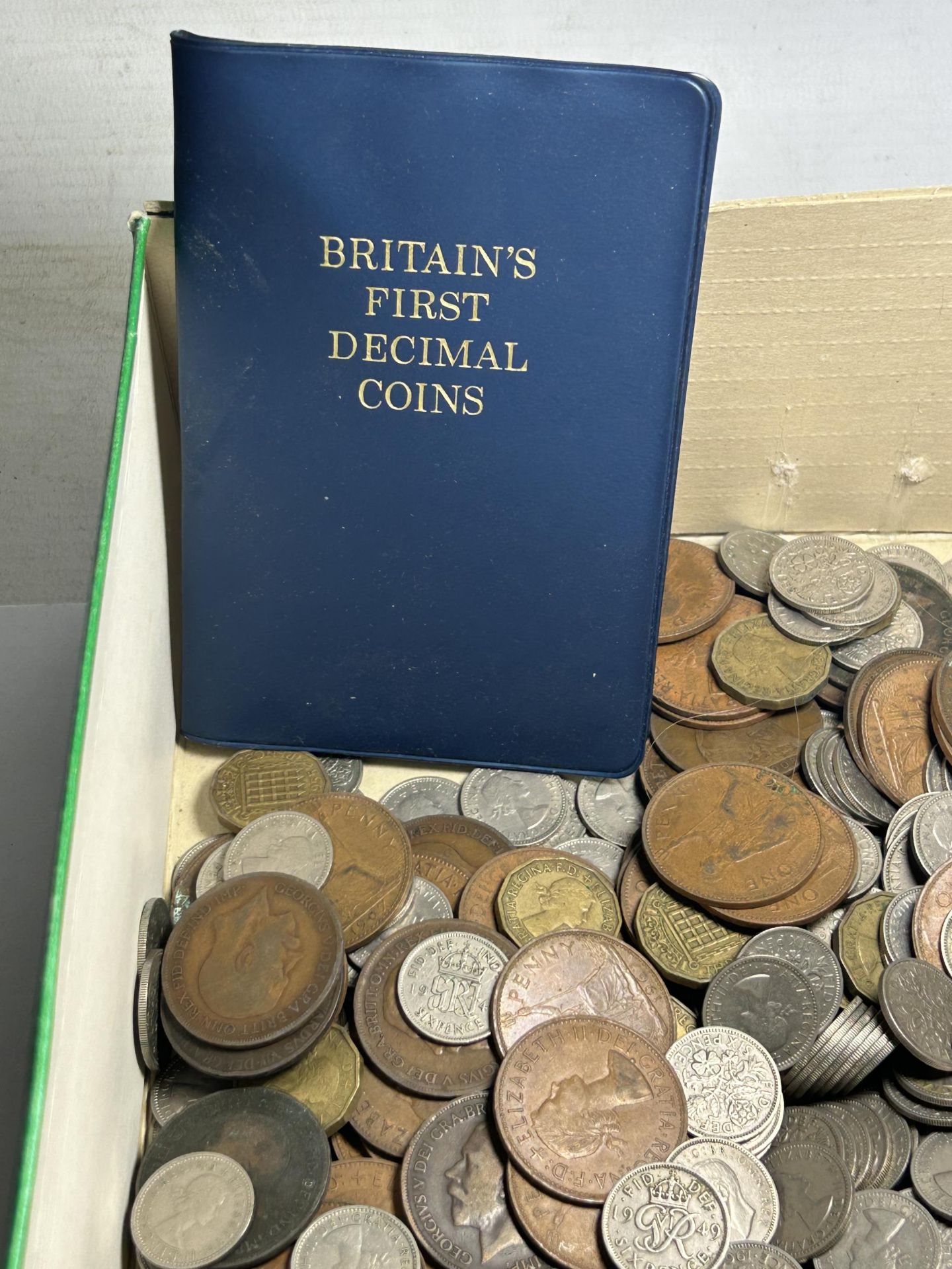 AN ASSORTMENT OF VINTAGE BRITISH COINS TO INCLUDE A LARGE QUANTITY OF SIX PENCE, THREE PENCE AND - Image 4 of 6