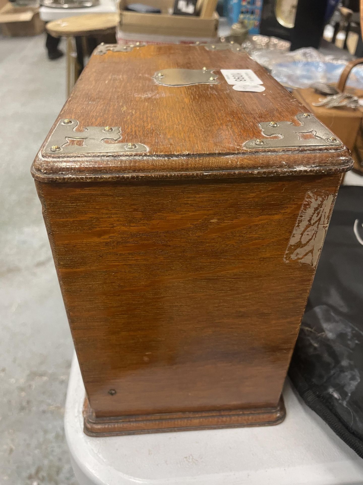 A VINTAGE OAK DESK / STATIONARY BOX WITH SILVER PLATED MOUNTS - Image 3 of 3