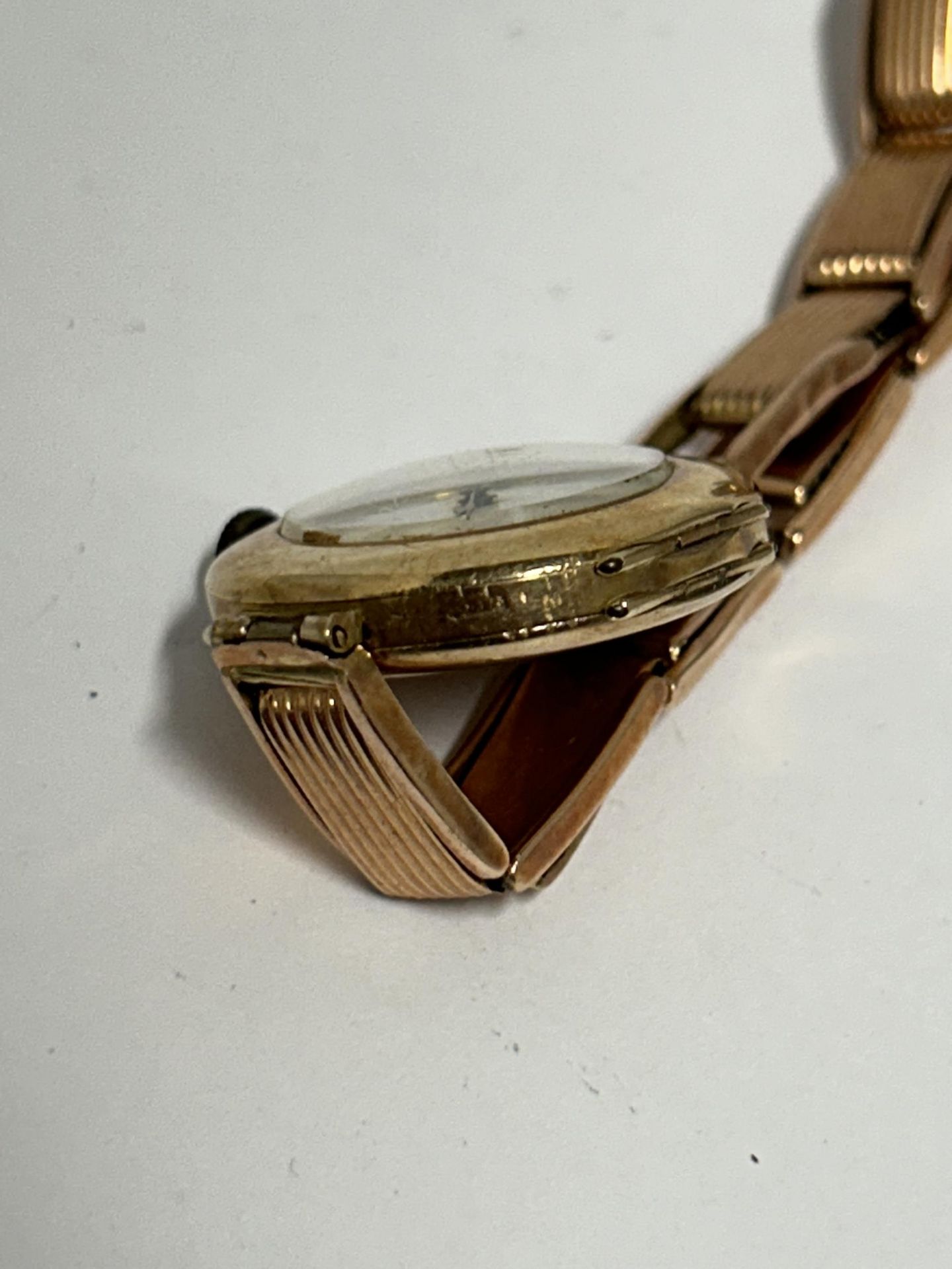 A VINTAGE 9CT YELLOW GOLD LADIES WATCH ON A 9CT ROSE GOLD BRACELET GROSS WEIGHT 26.58 GRAMS - Bild 4 aus 6