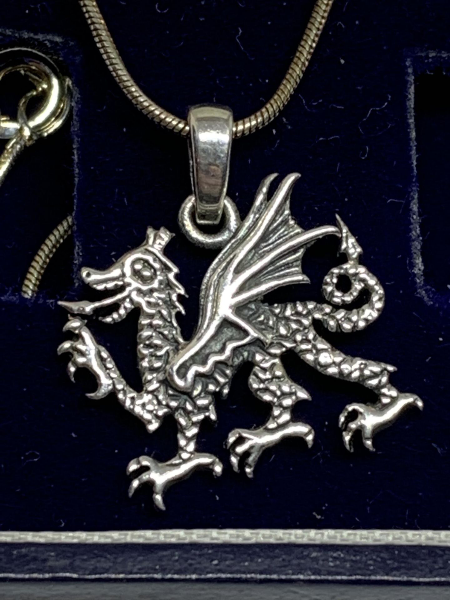 A WELSH DRAGON NECKLACE IN A PRESENTATION BOX - Image 2 of 2