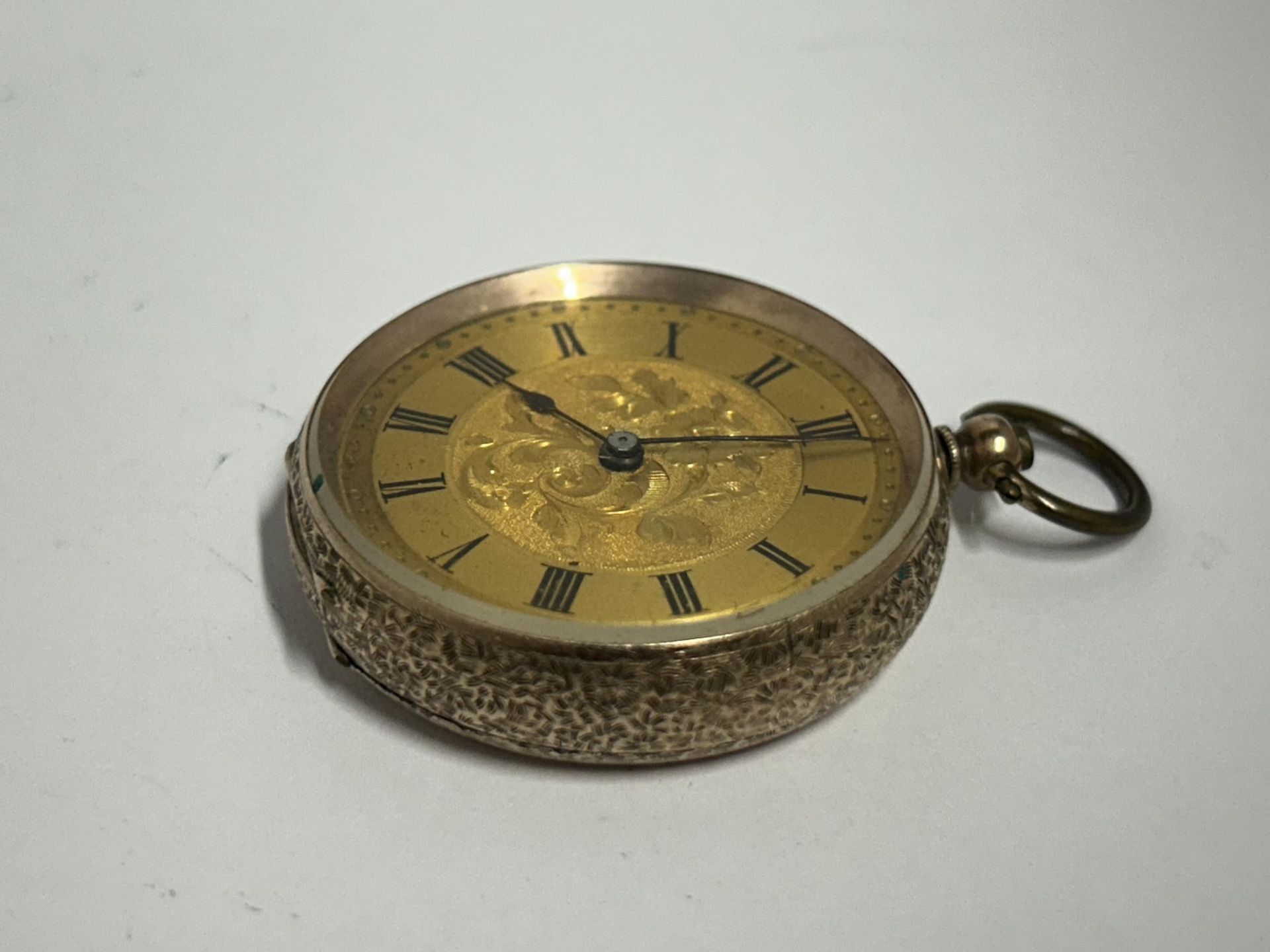 A 9CT YELLOW GOLD LADIES OPEN FACE, KEY WIND POCKET WATCH WITH ETCHED FLORAL DIAL, GROSS WEIGHT 34. - Image 2 of 5