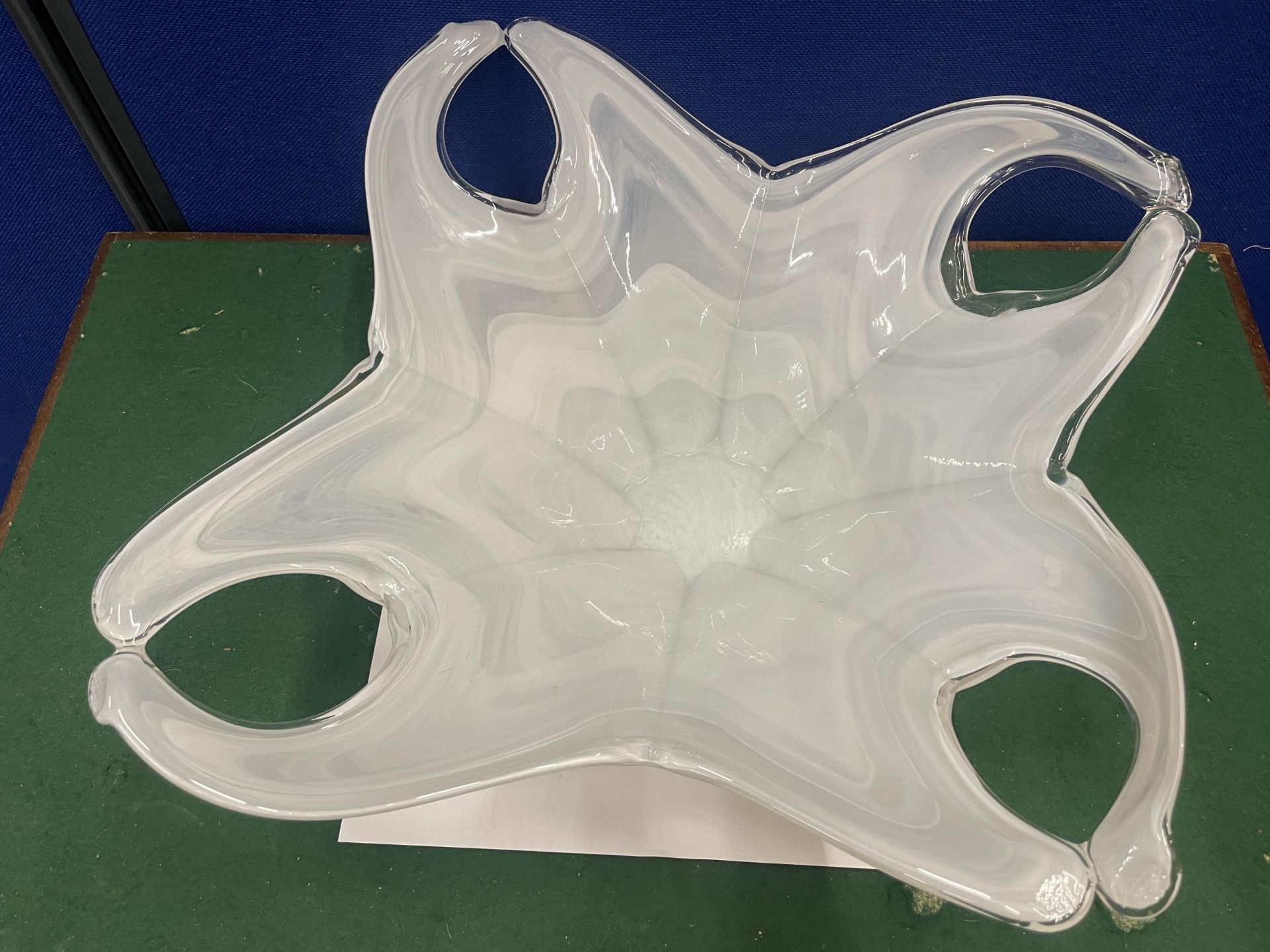 A LARGE WHITE MURANO GLASS CENTRE PIECE BOWL - Bild 2 aus 5