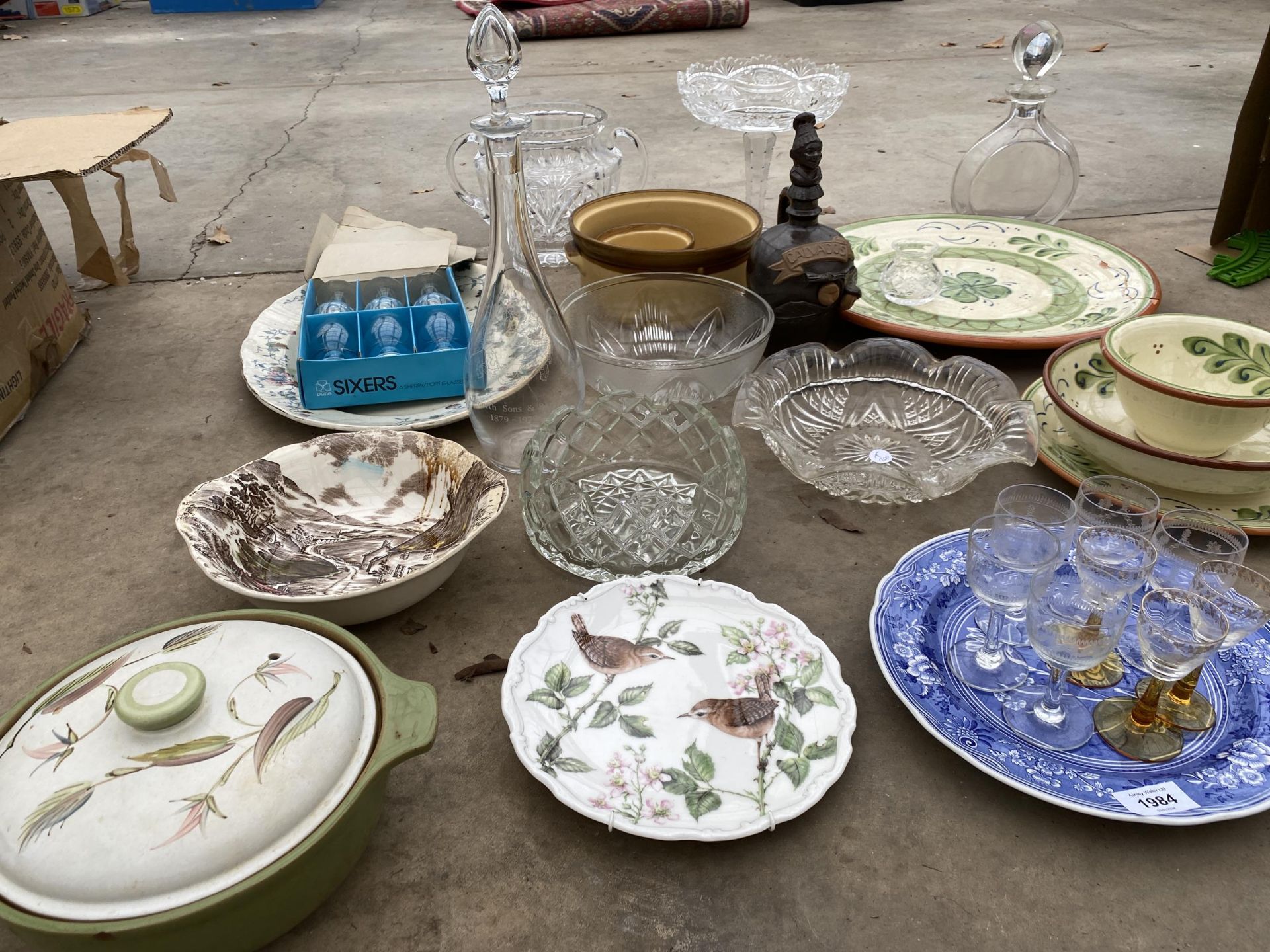 AN ASSORTMENT OF CERAMICS AND GLASS WARE TO INCLUDE BOWLS, PLATES AND DECANTORS ETC - Image 3 of 4