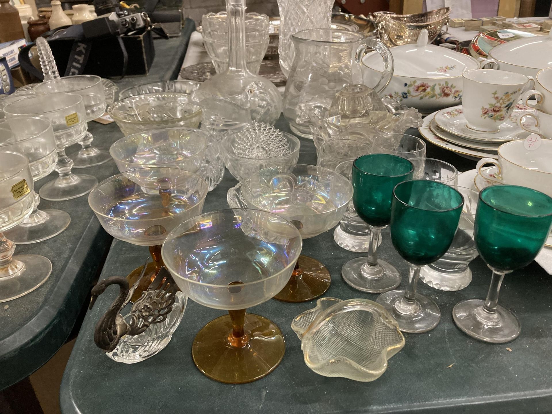 A COLLECTION OF VINTAGE GLASSWARE, GLASSES ETC - Image 6 of 7