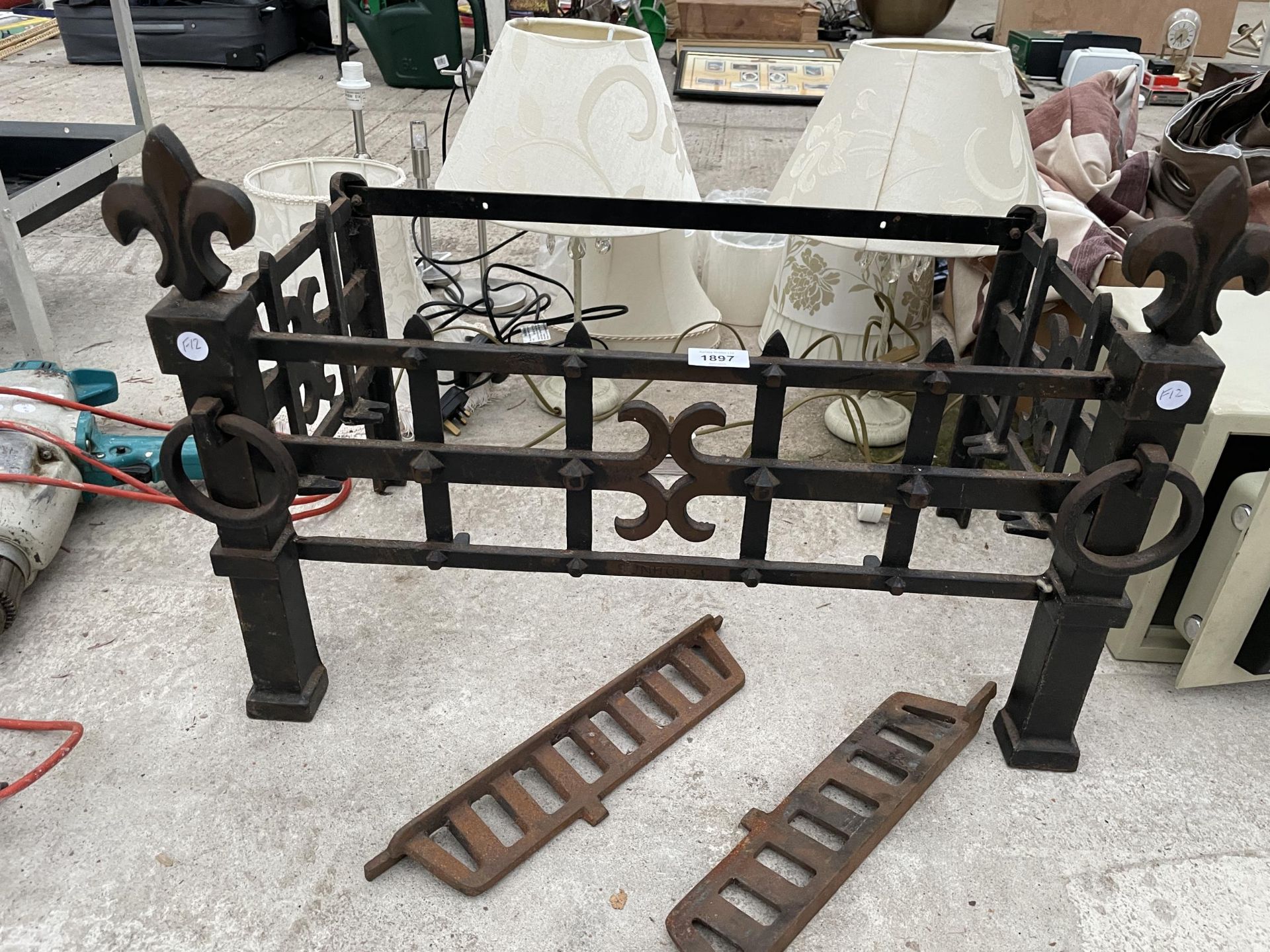 A LARGE DECORATIVE CAST IRON FIRE GRATE FRAME - Image 2 of 2