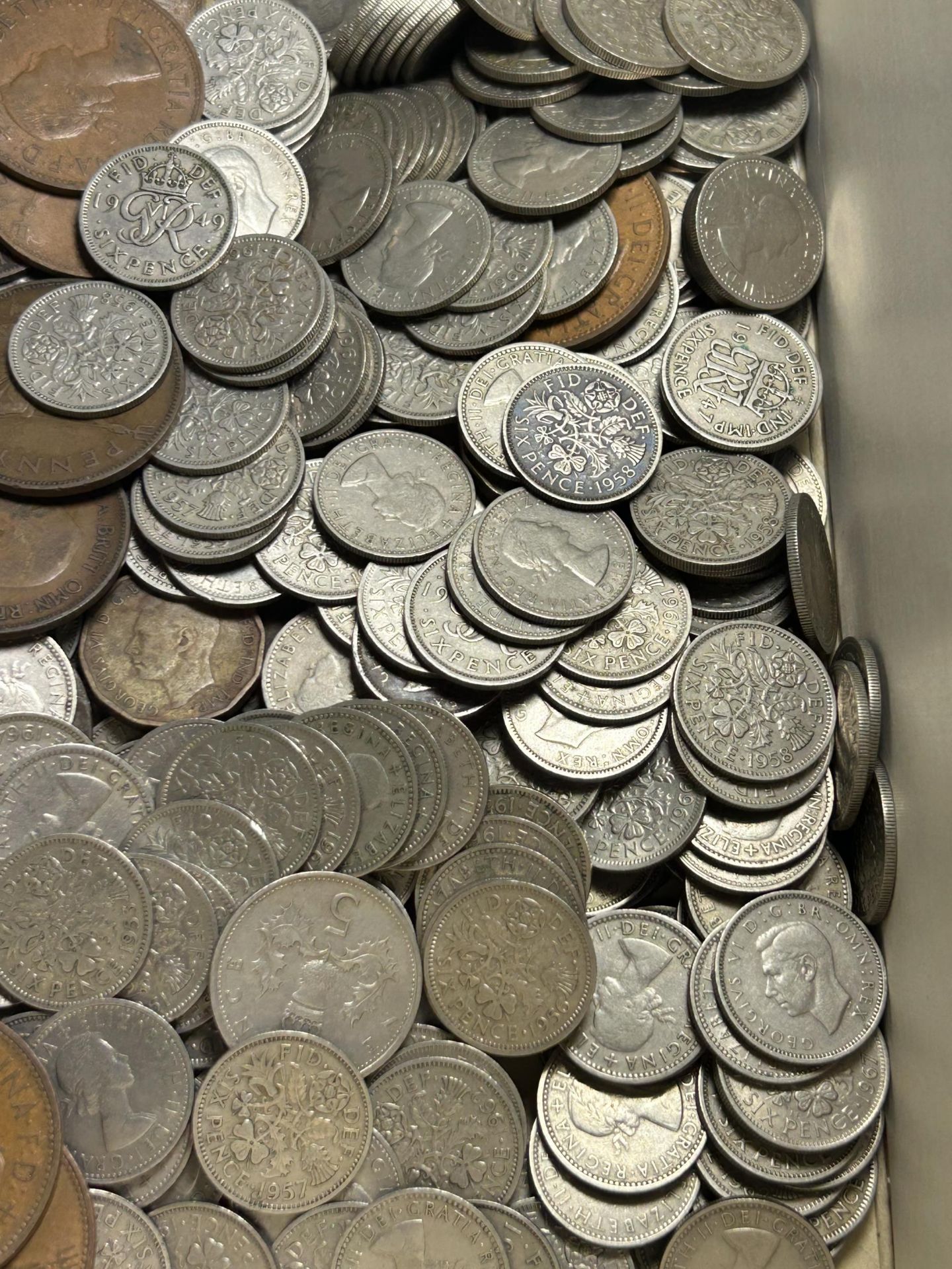 AN ASSORTMENT OF VINTAGE BRITISH COINS TO INCLUDE A LARGE QUANTITY OF SIX PENCE, THREE PENCE AND - Image 6 of 6