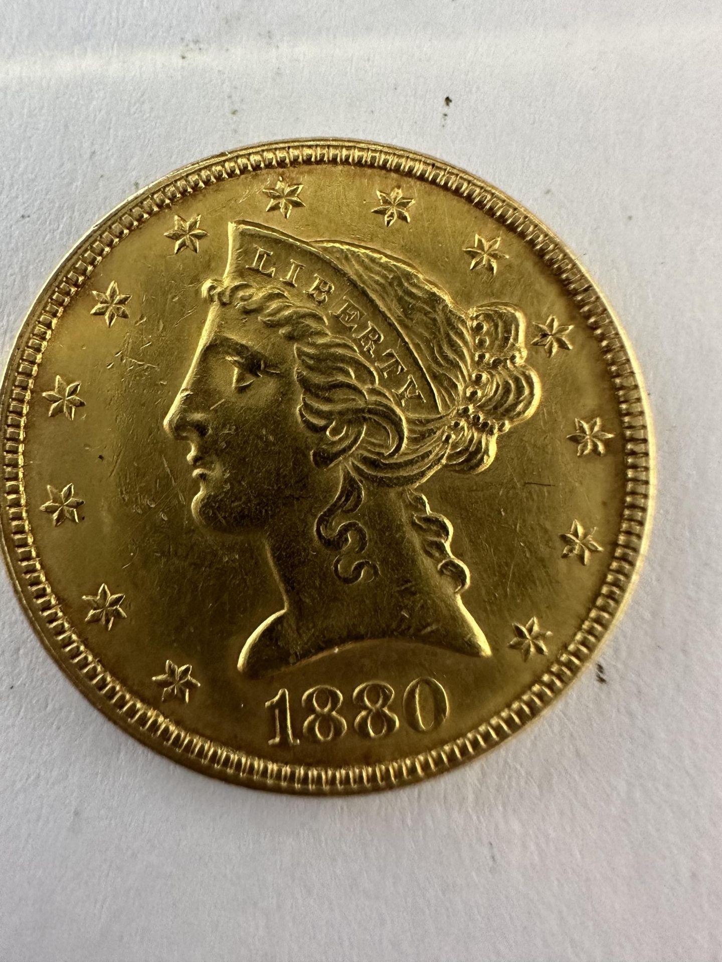 AN 1880 GOLD FIVE DOLLAR COIN, LIBERTY HEAD - WEIGHT 8.36 GRAMS - Image 2 of 2