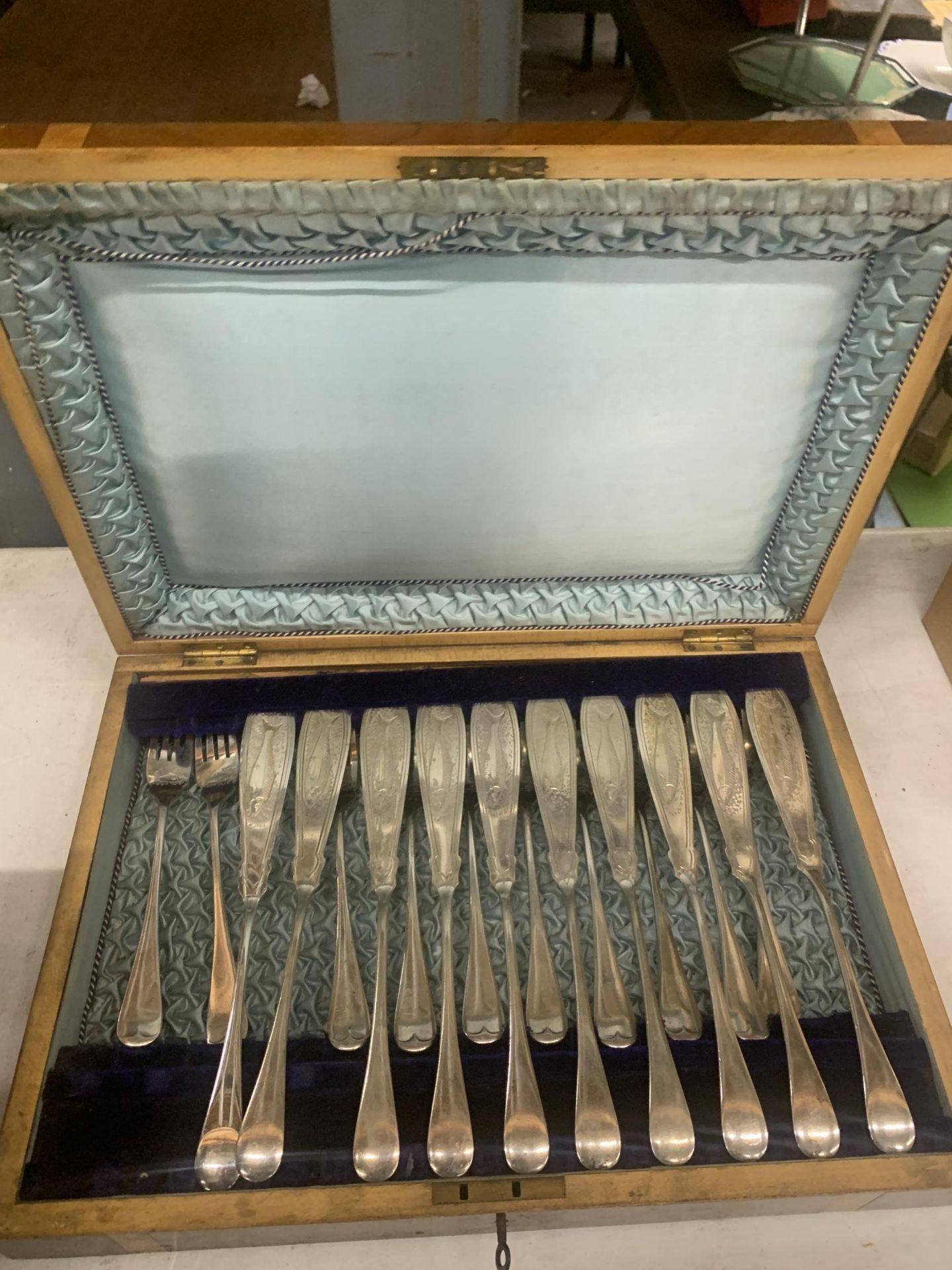 TWO CASED SILVER PLATED CUTLERY SETS TO INCLUDE BLUE SILK LINED AND MAHOGANY EXAMPLE - Bild 3 aus 4